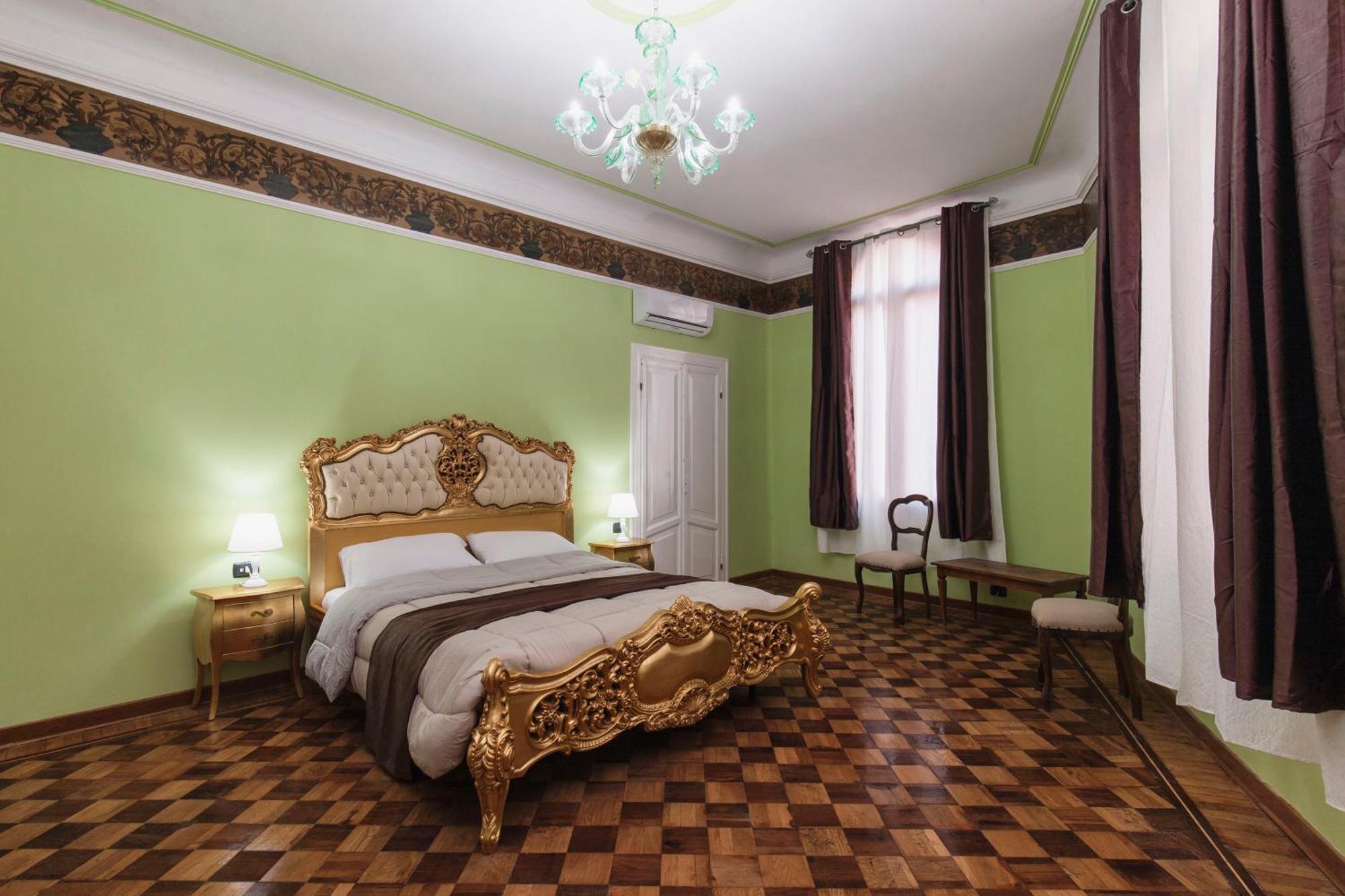 Pokój z łóżkiem typu king-size z widokiem na morze