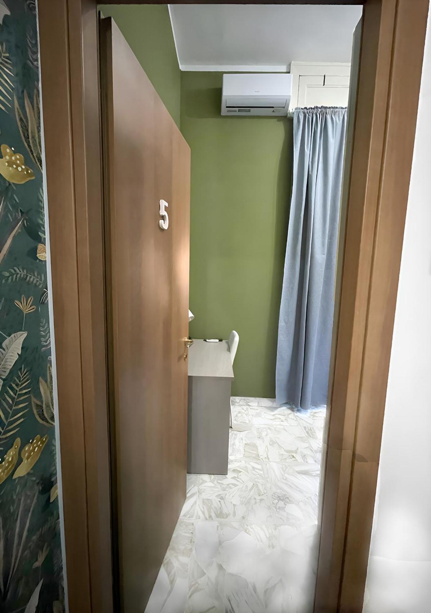 Pokój z 2 łóżkami pojedynczymi i wspólną łazienką