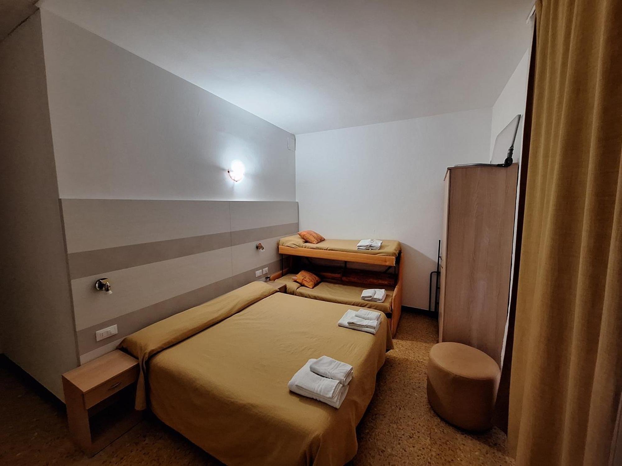 Quadruple Room Bathroom,1646925053:JPEG