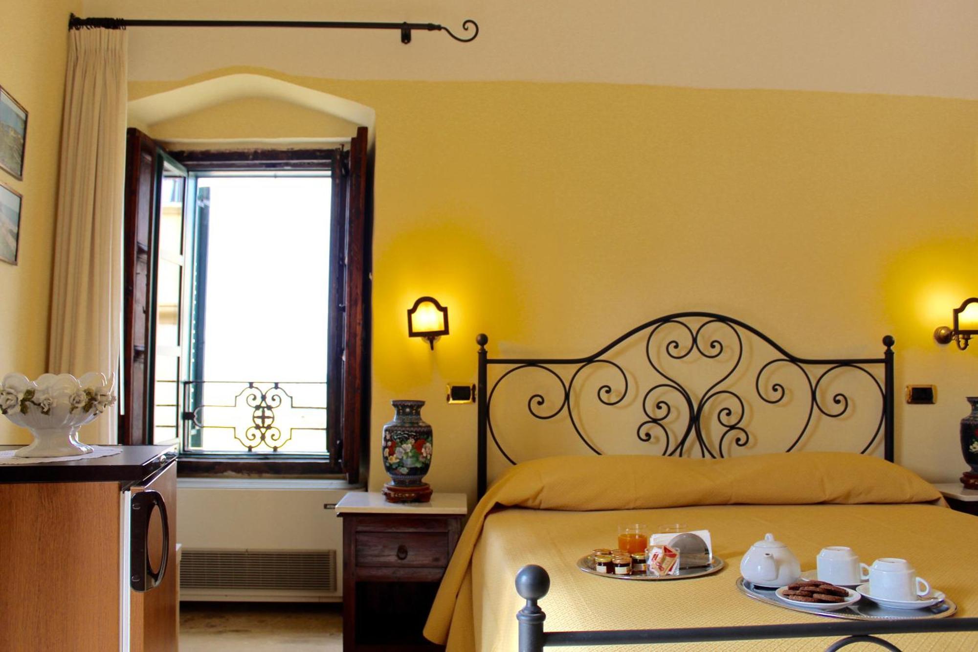 Standard Dreibettzimmer mit Meerblick