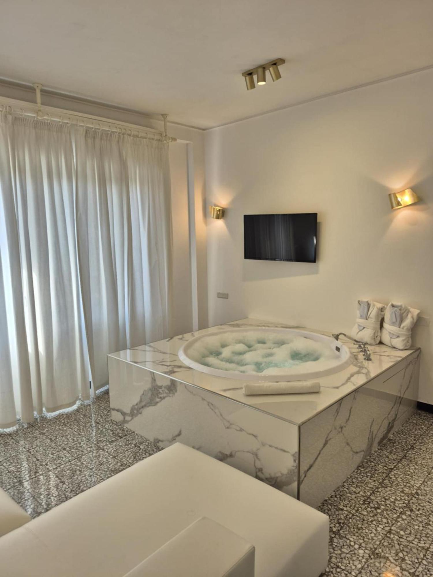 Deluxe Suite Spa Bath,1659536560:JPEG