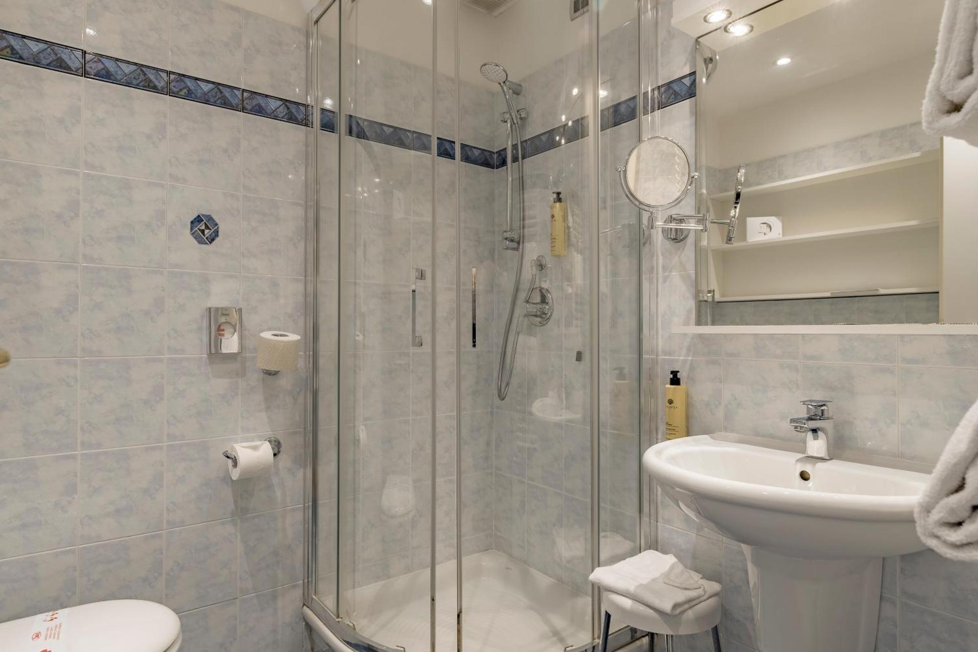 Chambre Double ou Lits Jumeaux Supérieure avec Vue Latérale sur la Mer