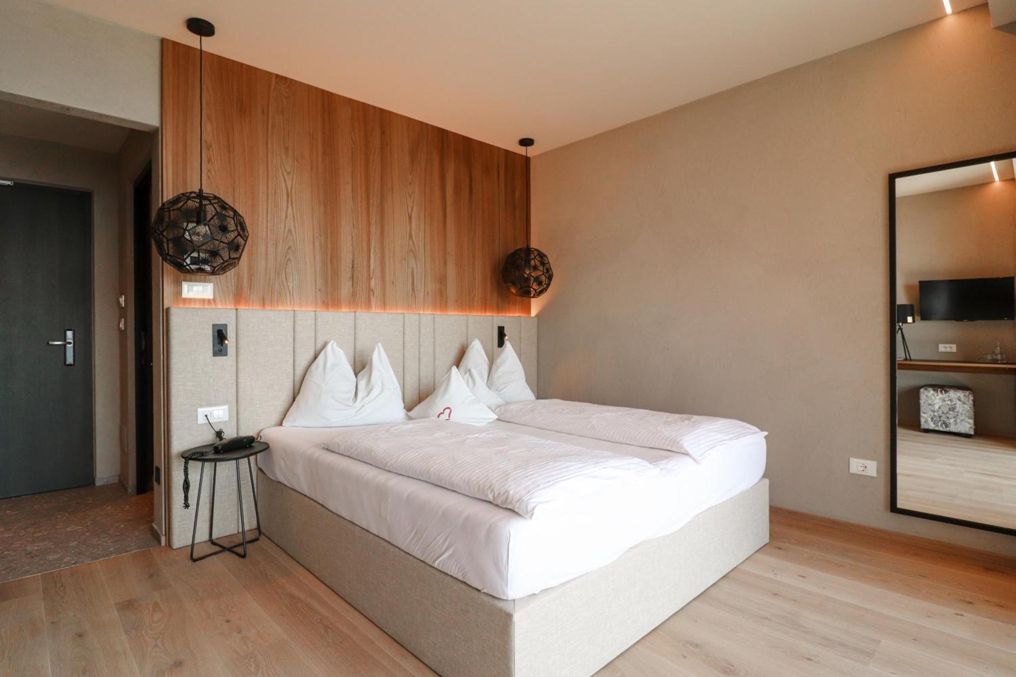 Deluxe Double Room with Balcony,1661653404:JPEG