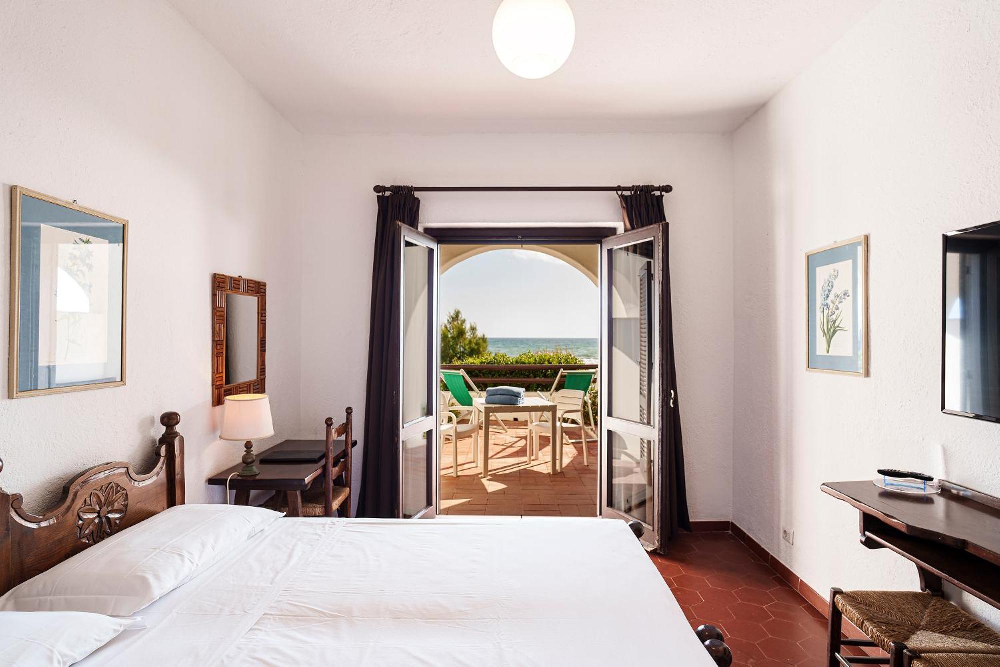 Camera Matrimoniale/Doppia con Letti Singoli con Patio e Vista Mare