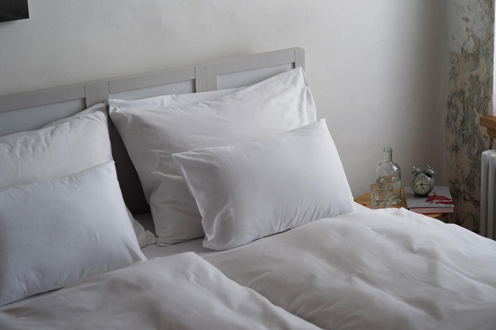 Zimmer mit Queensize-Bett und Balkon