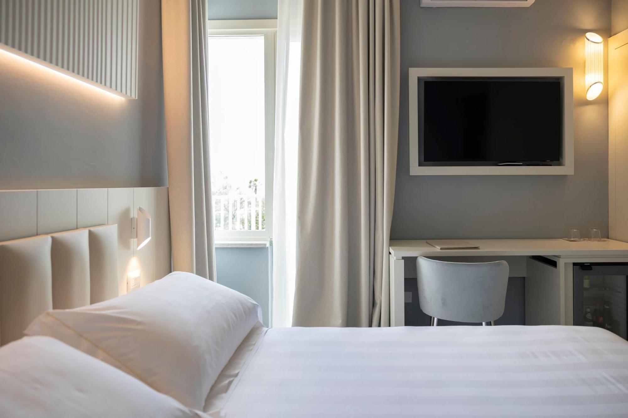 Superior Double or Twin Room Lateral Sea View