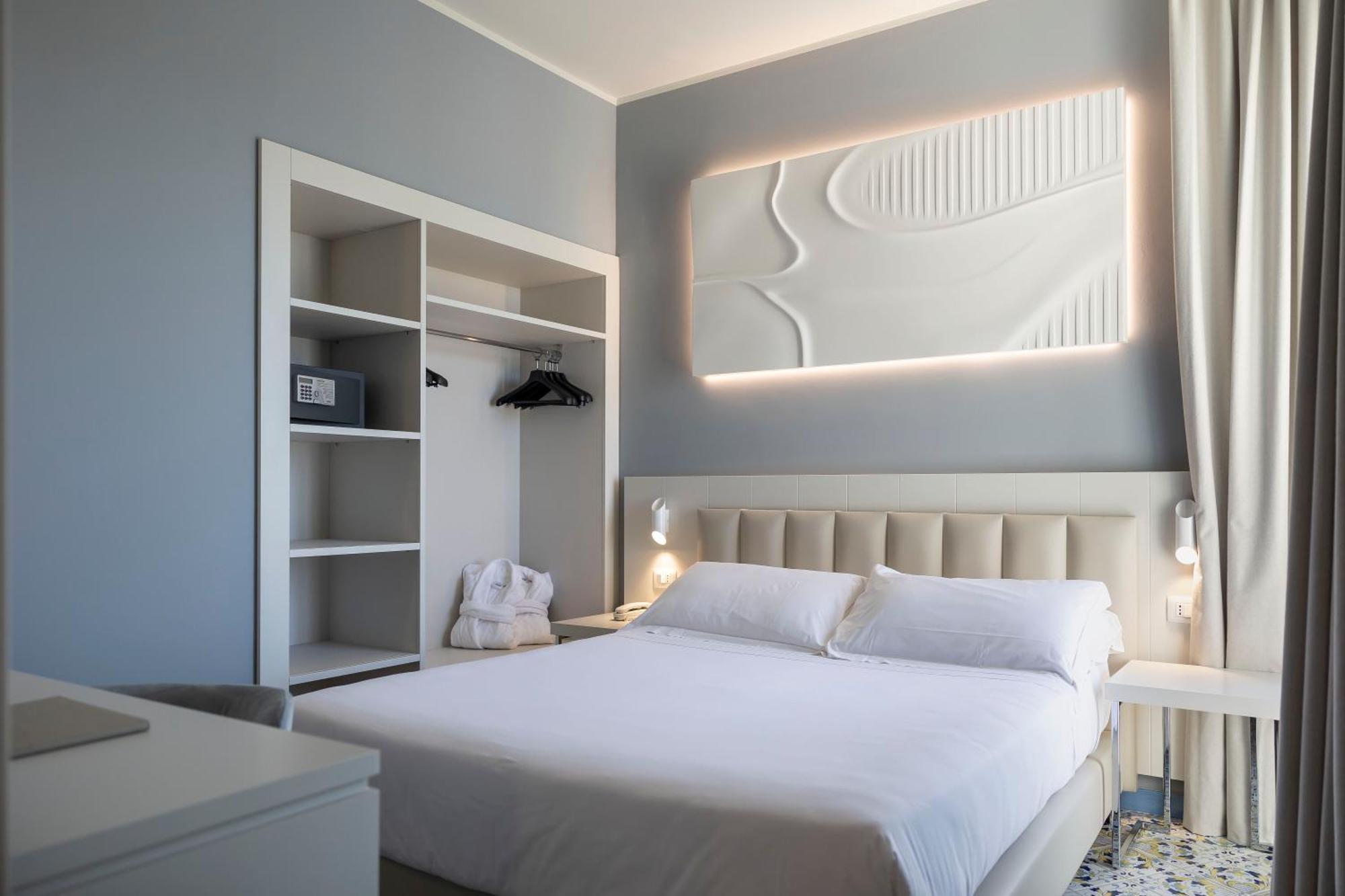 Superior Double or Twin Room Lateral Sea View