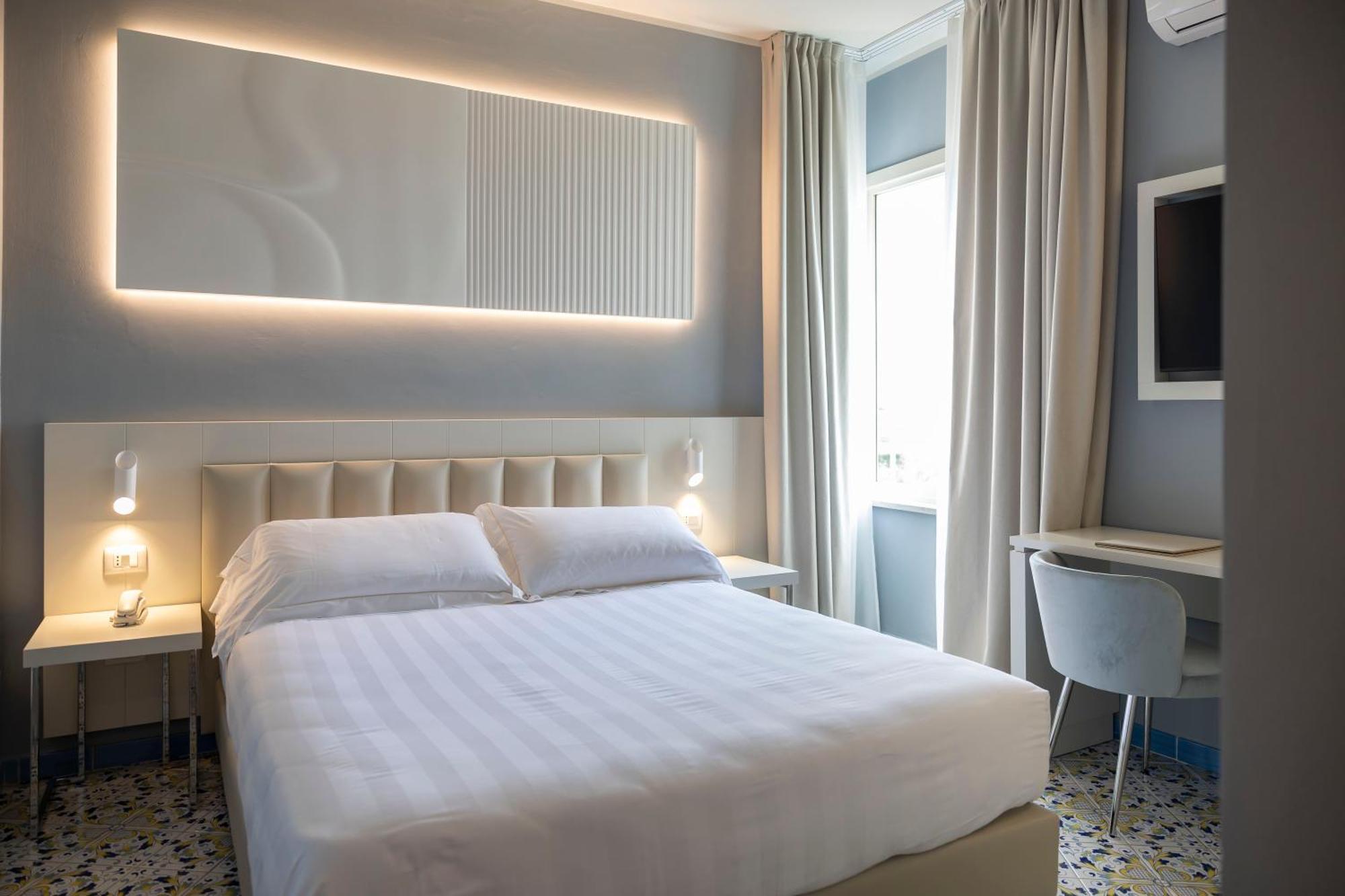 Superior Double or Twin Room Lateral Sea View