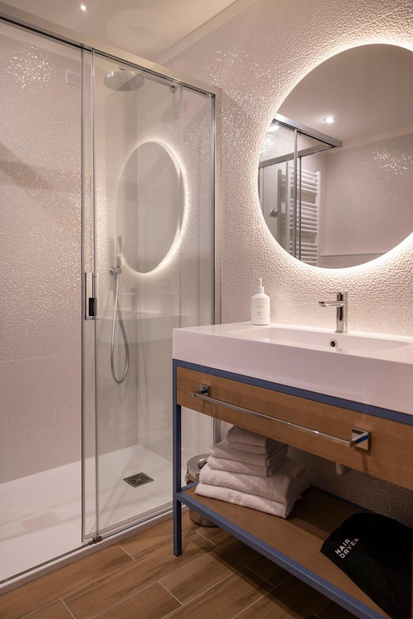 Superior Double or Twin Room Lateral Sea View