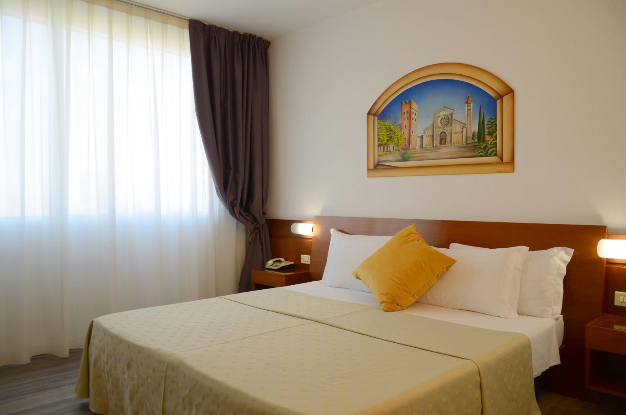 Camera Matrimoniale/Doppia con Letti Singoli con Letto Supplementare