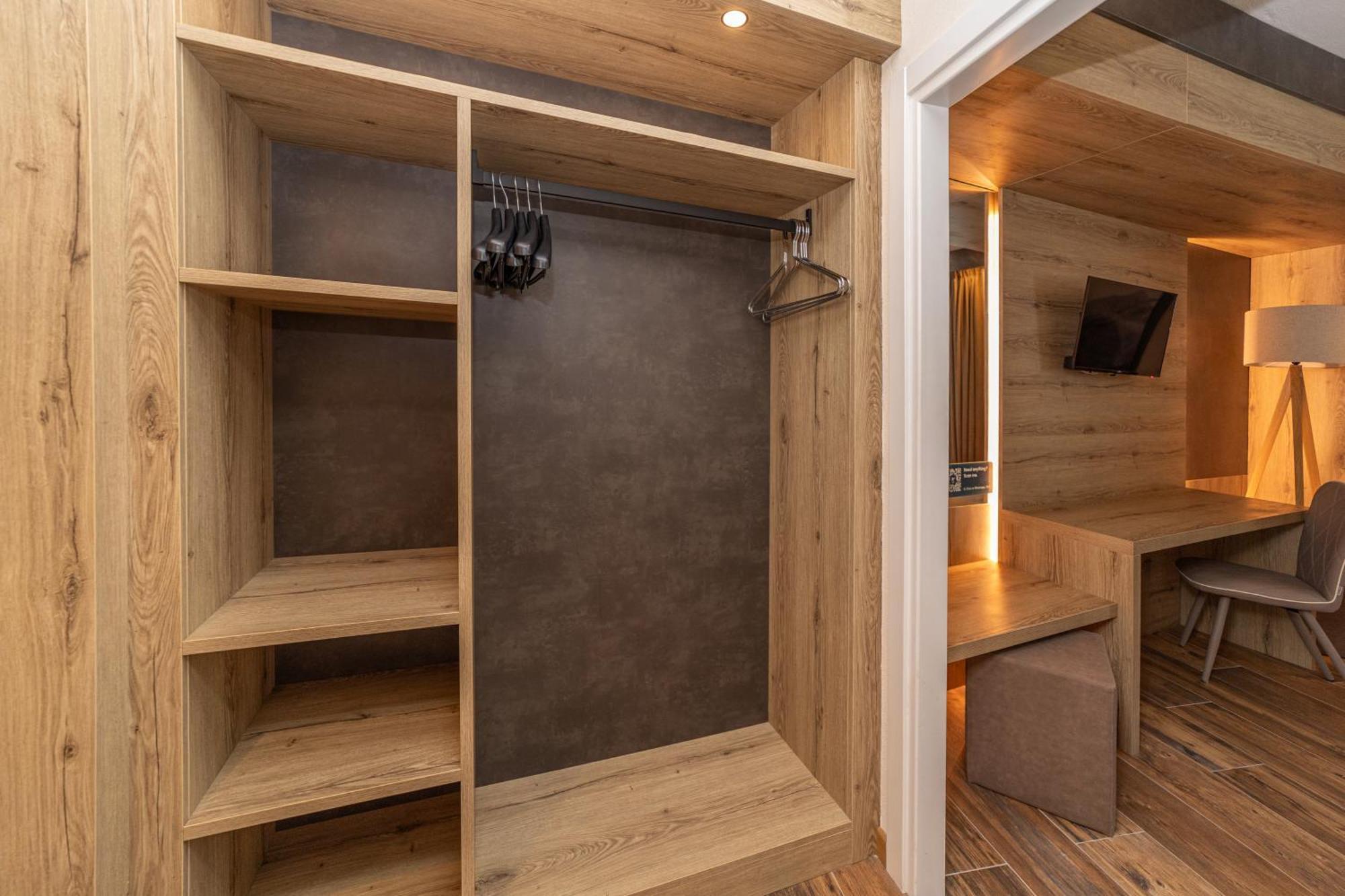 Double or Twin Room with Mountain View,1682935073:JPEG