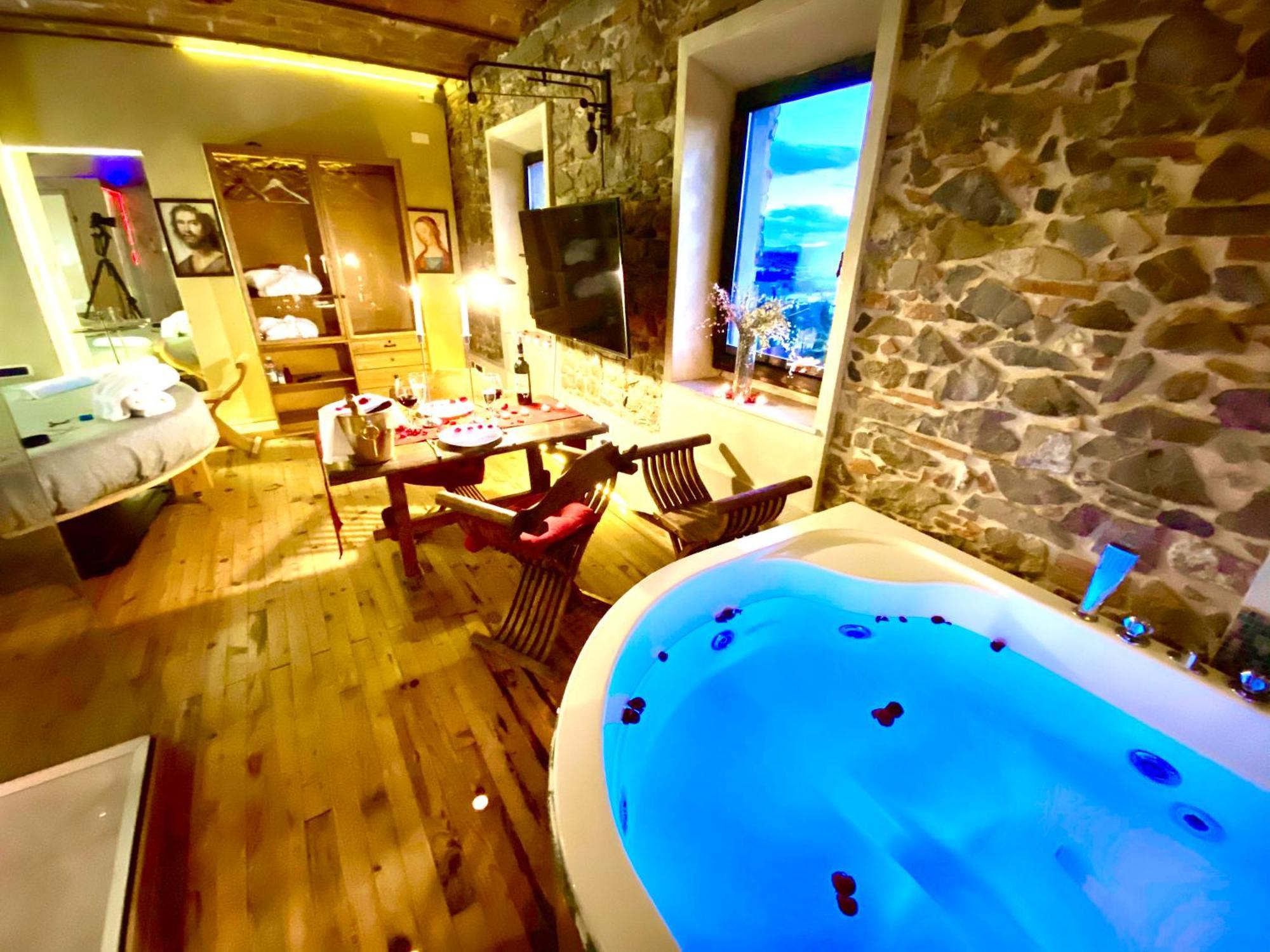 Deluxe Suite Spa Bath