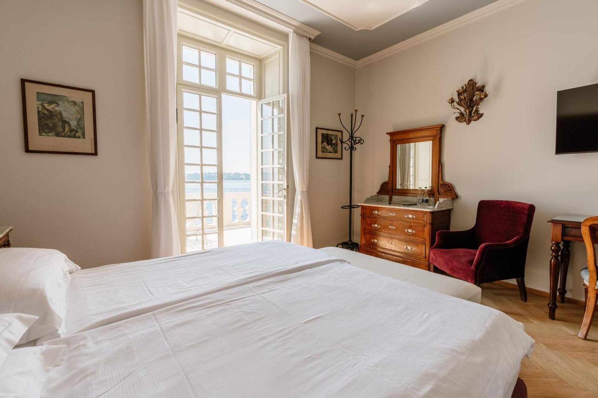 Deluxe Double Room Lake View Annex
