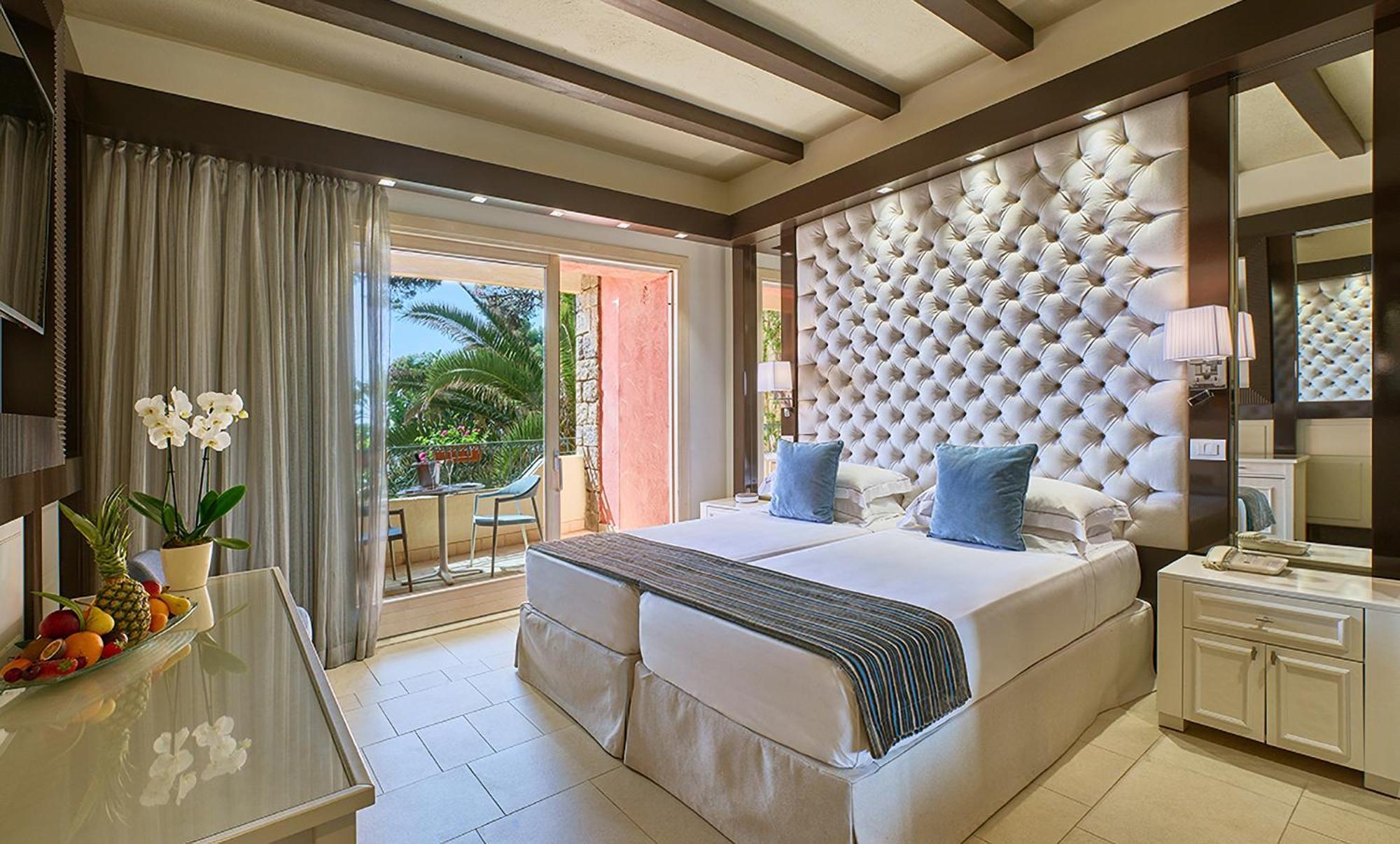 Superior Family Room with Garden View