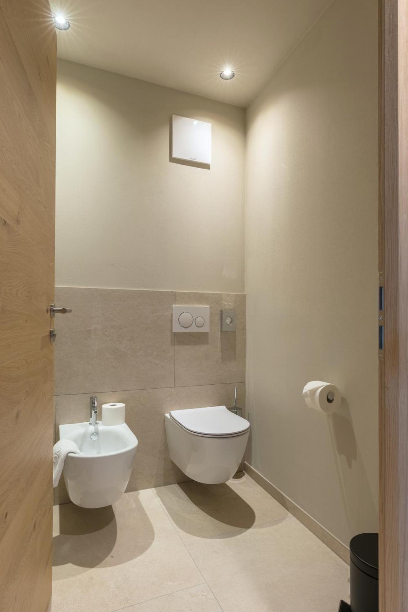 Deluxe Double Room Shower