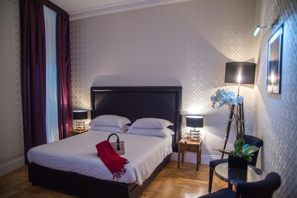Pokój z łóżkiem typu king-size i balkonem