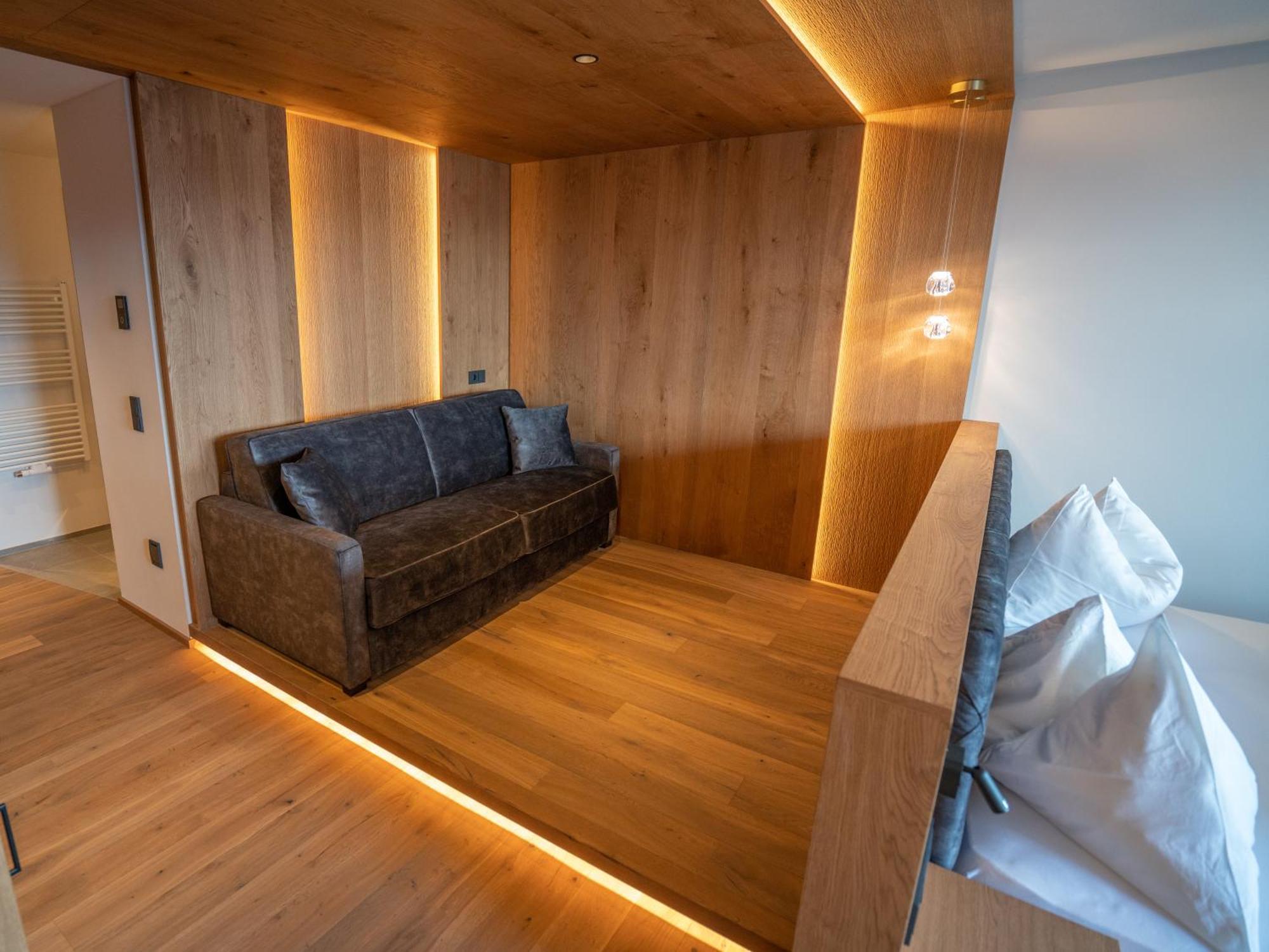 Deluxe Suite,1695754201:JPEG