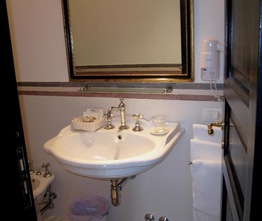 Standard Double or Twin Room with Sea View,326521564:JPEG