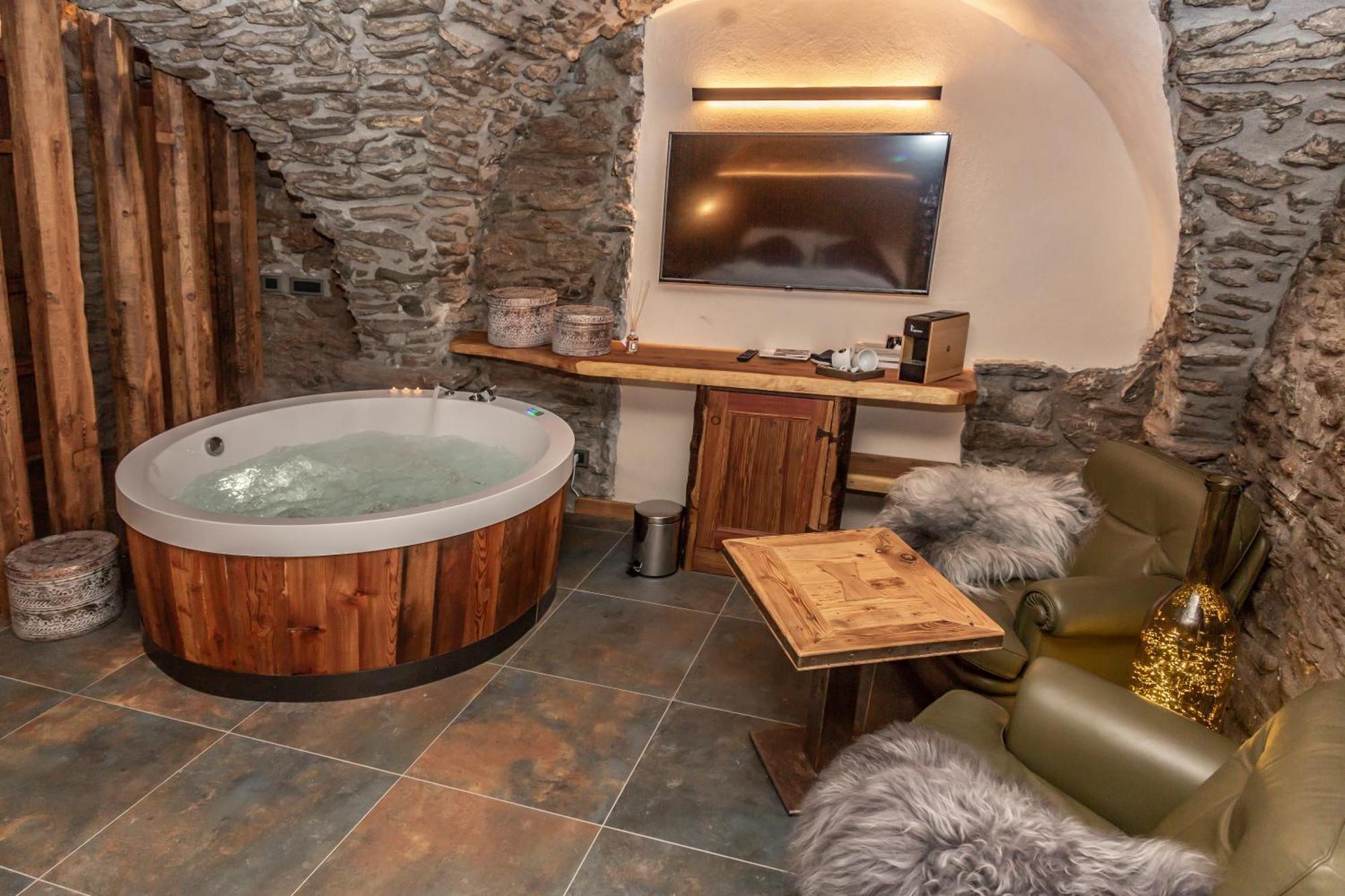 Deluxe Suite with Spa Bath,1703560491:JPEG