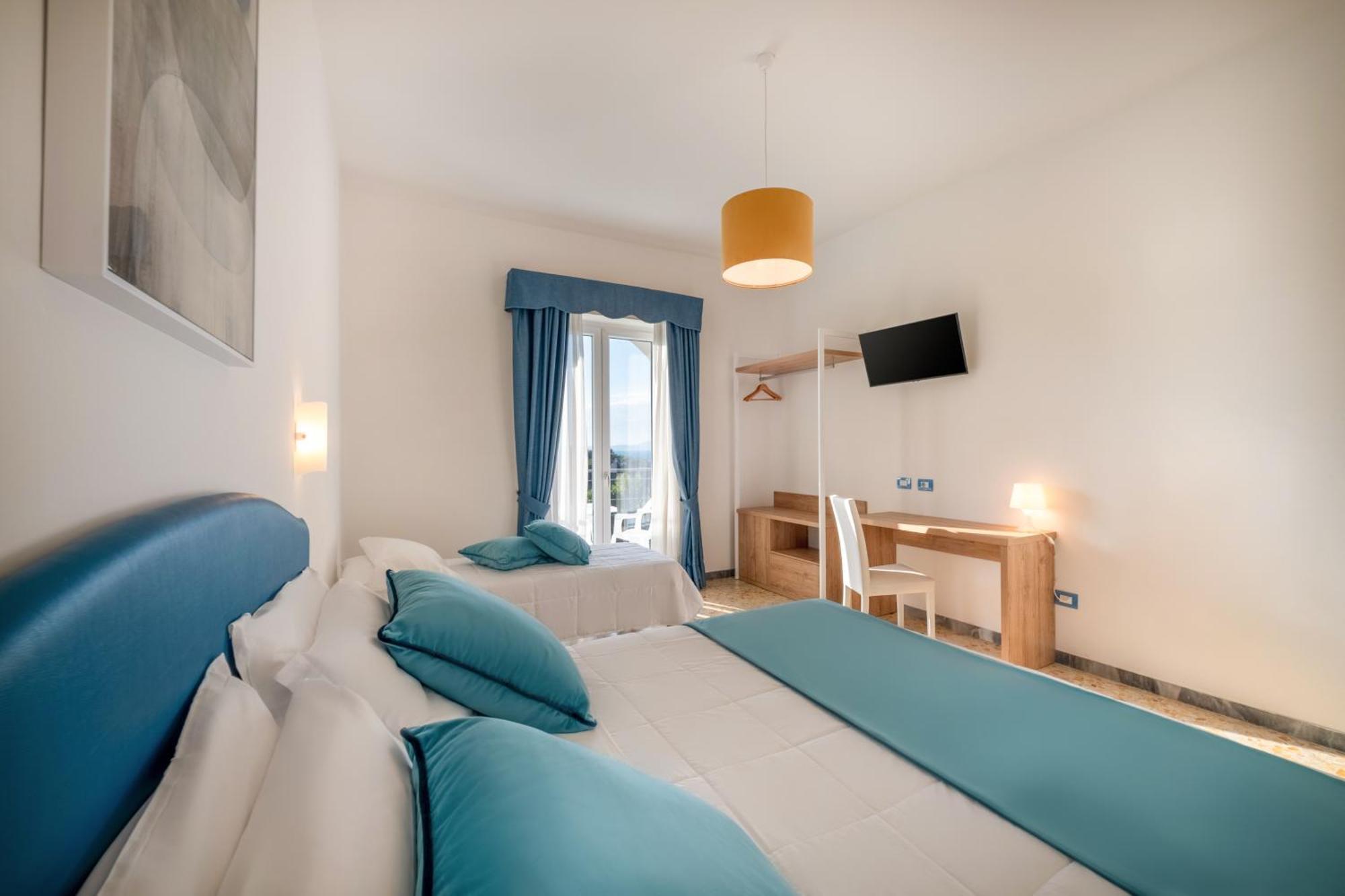 Triple Room with Balcony and Sea View