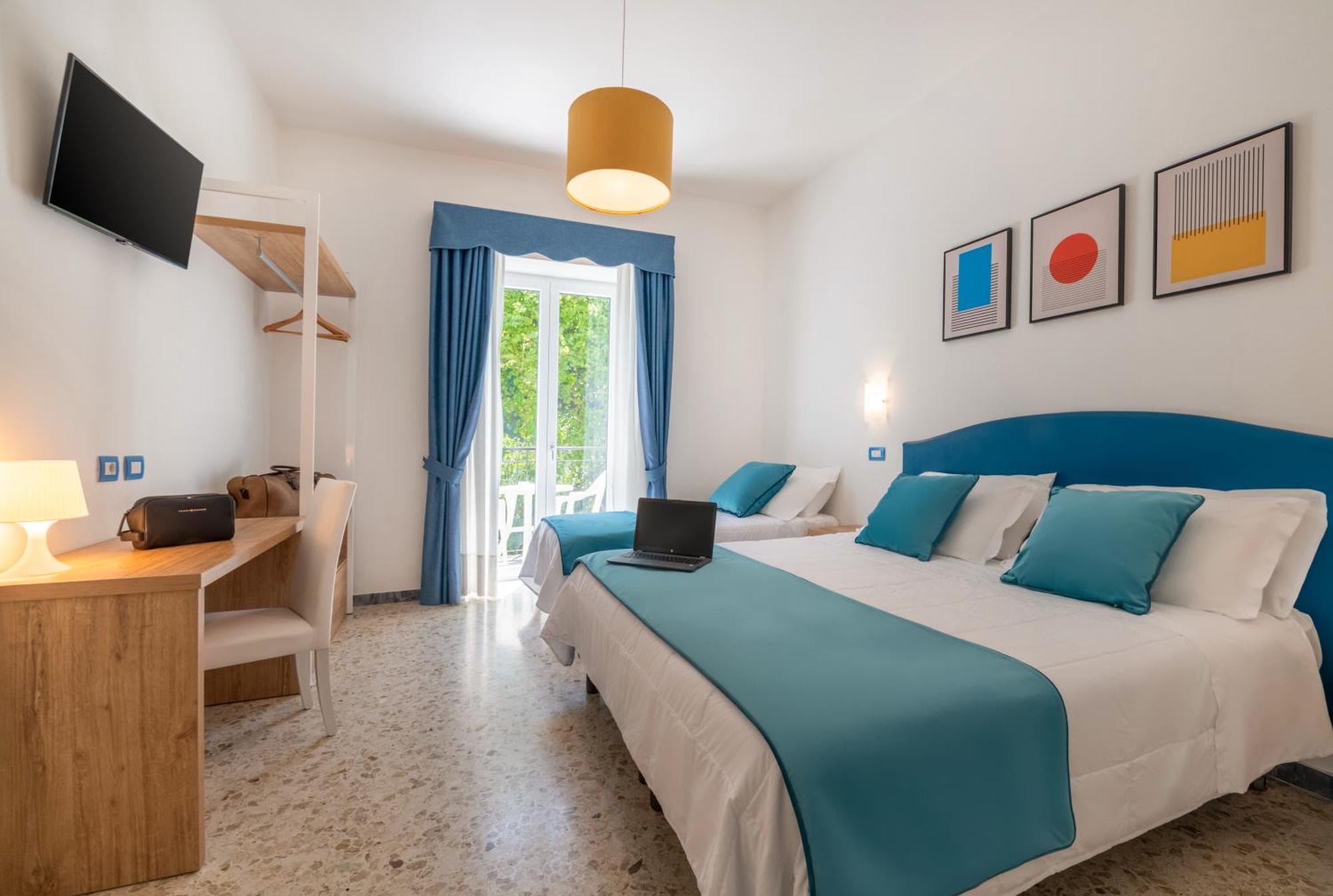 Triple Room with Balcony and Garden View