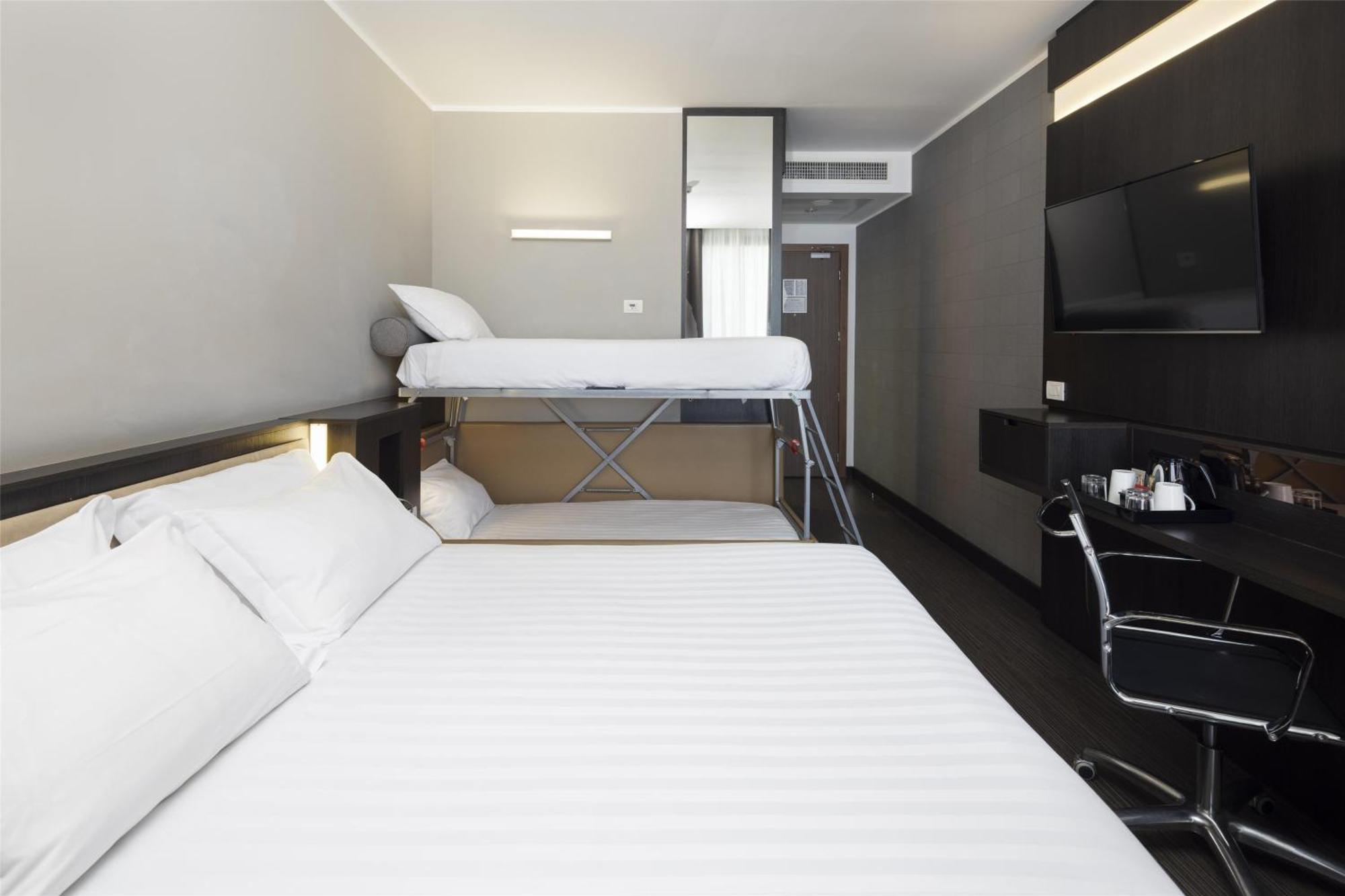 Family Room Queen Bed Non-Smoking