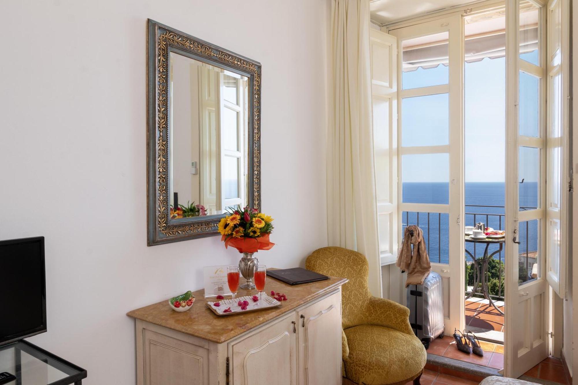 Habitación Doble Estándar con balcón y vistas al mar