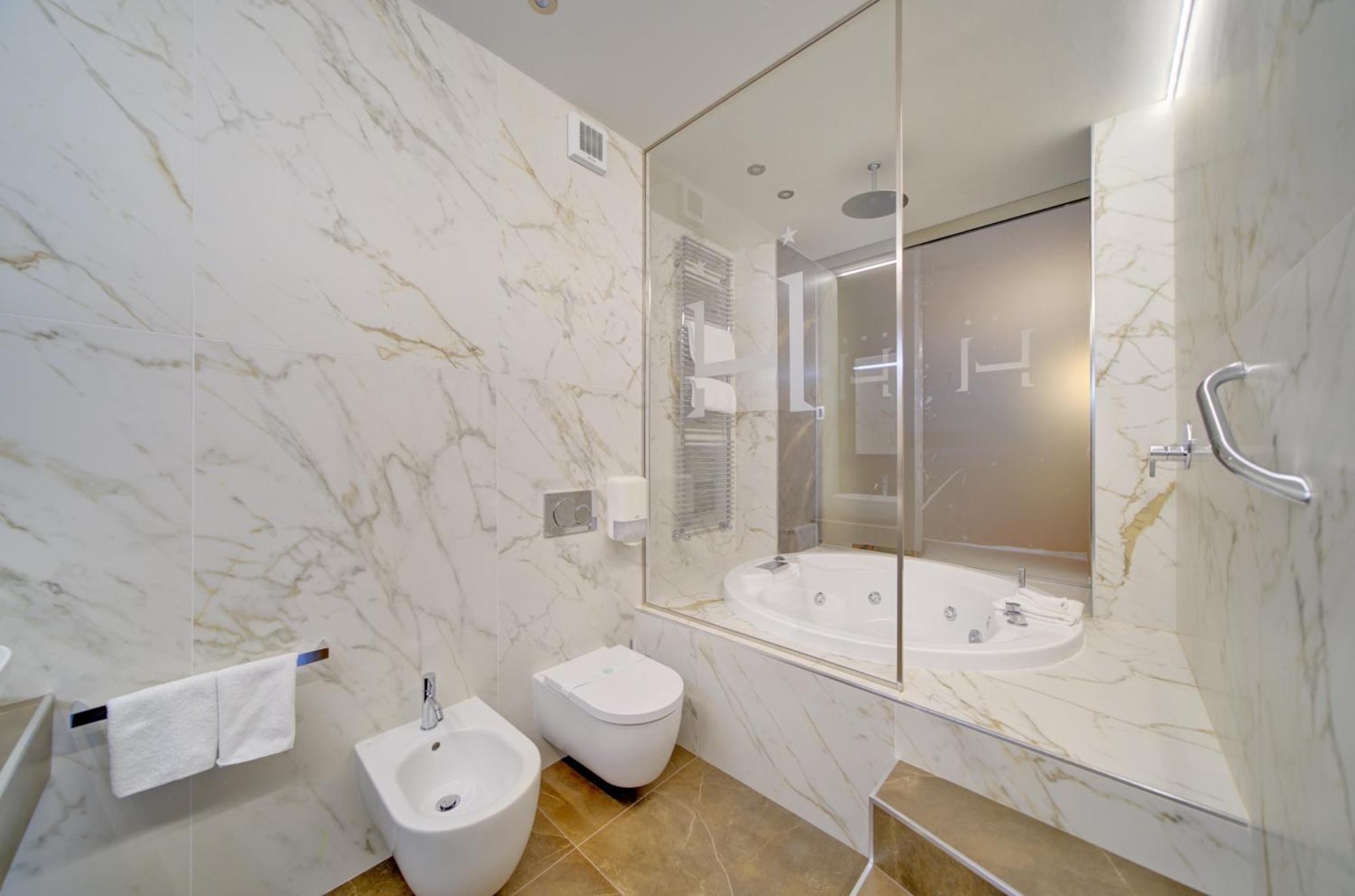 King Suite Spa Bath,1742620337:JPEG
