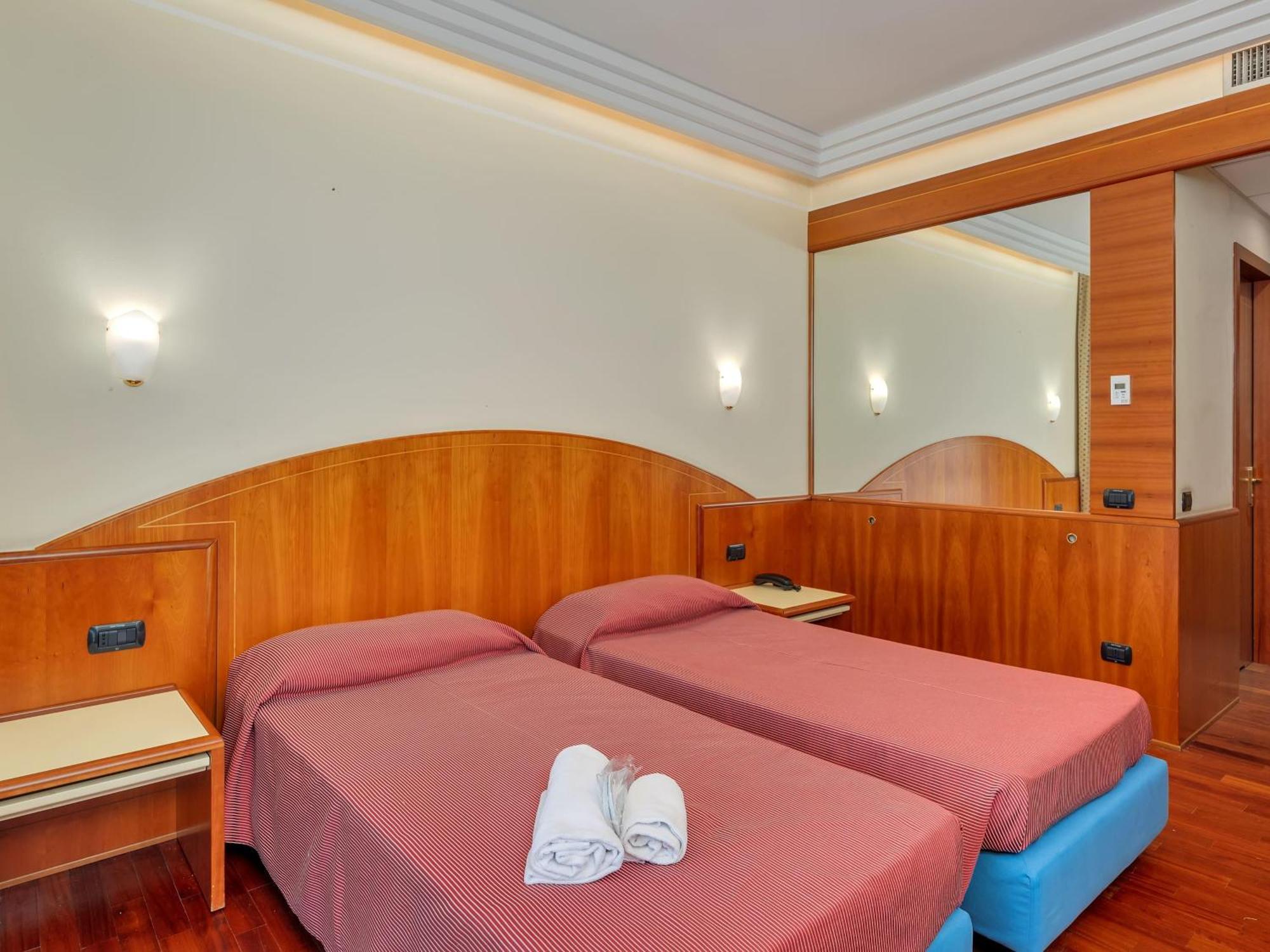 Twin Room,1742639901:JPEG