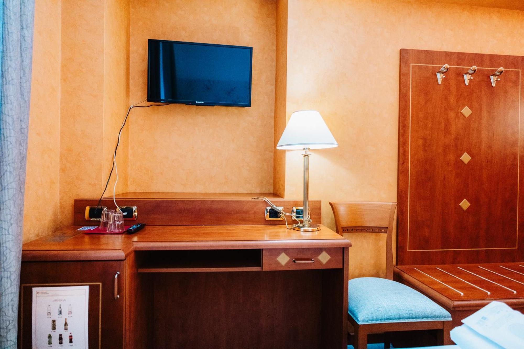 Standard Queen Room
