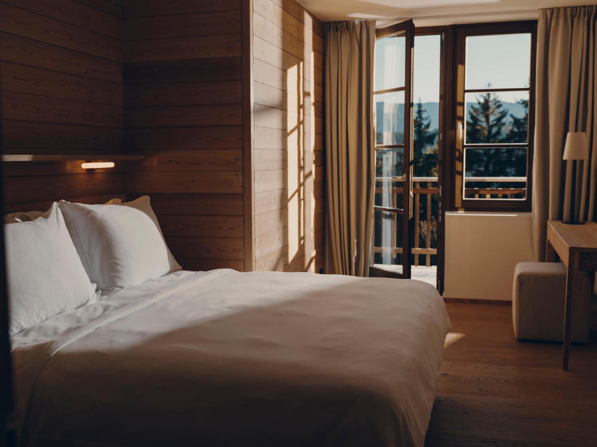 Suite,1742775215:JPEG