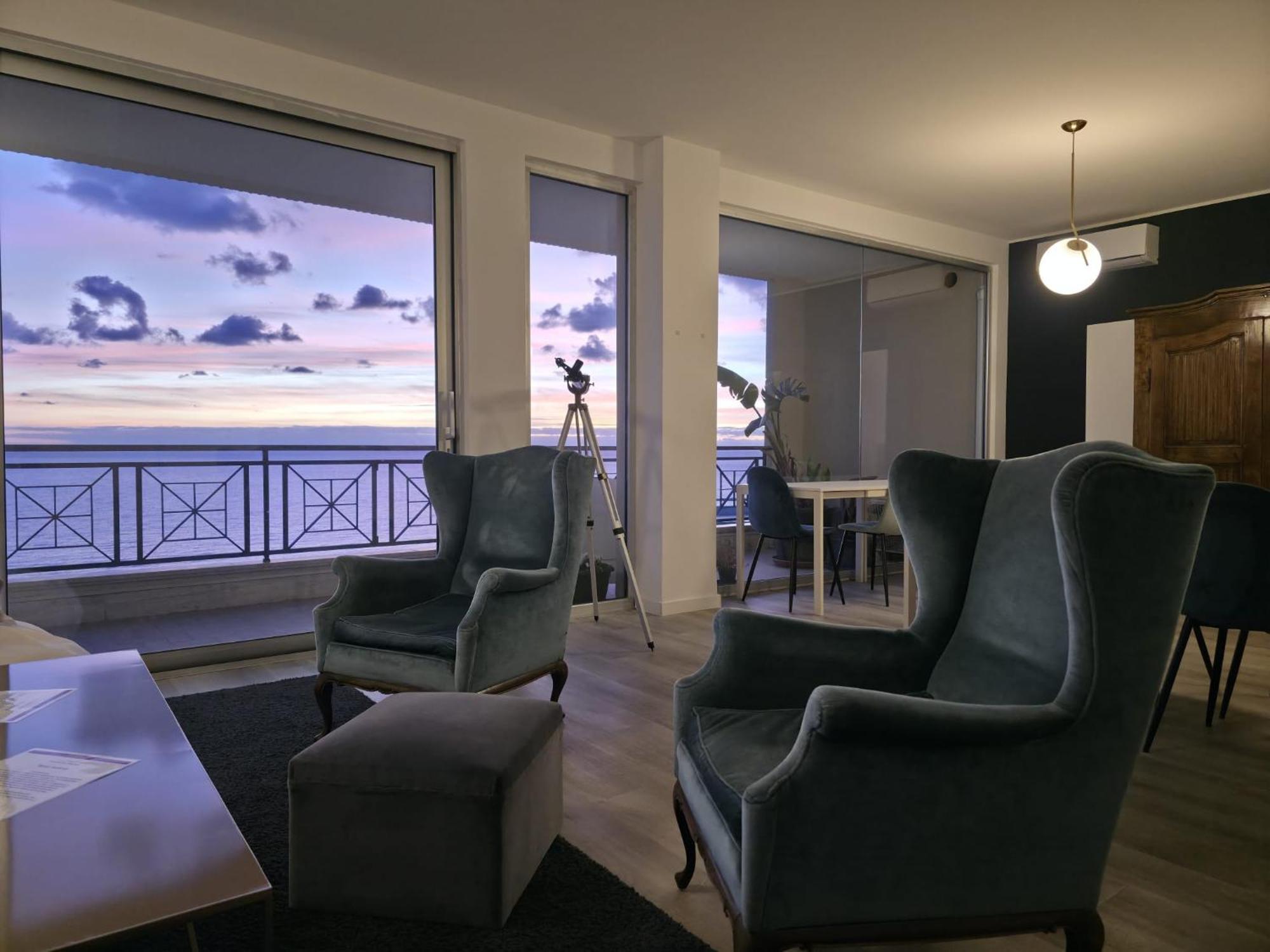 Habitación con cama grande y vistas al mar
