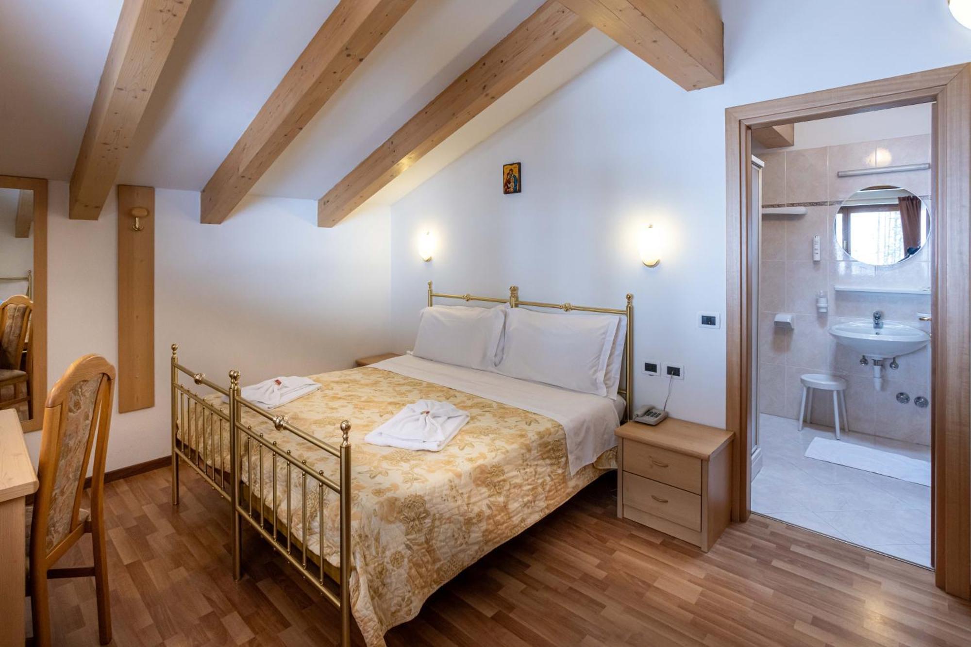 Double Room,1748393345:JPEG