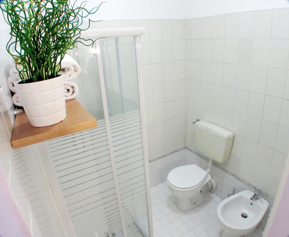 Twin Room Private External Bathroom,254965237:JPEG