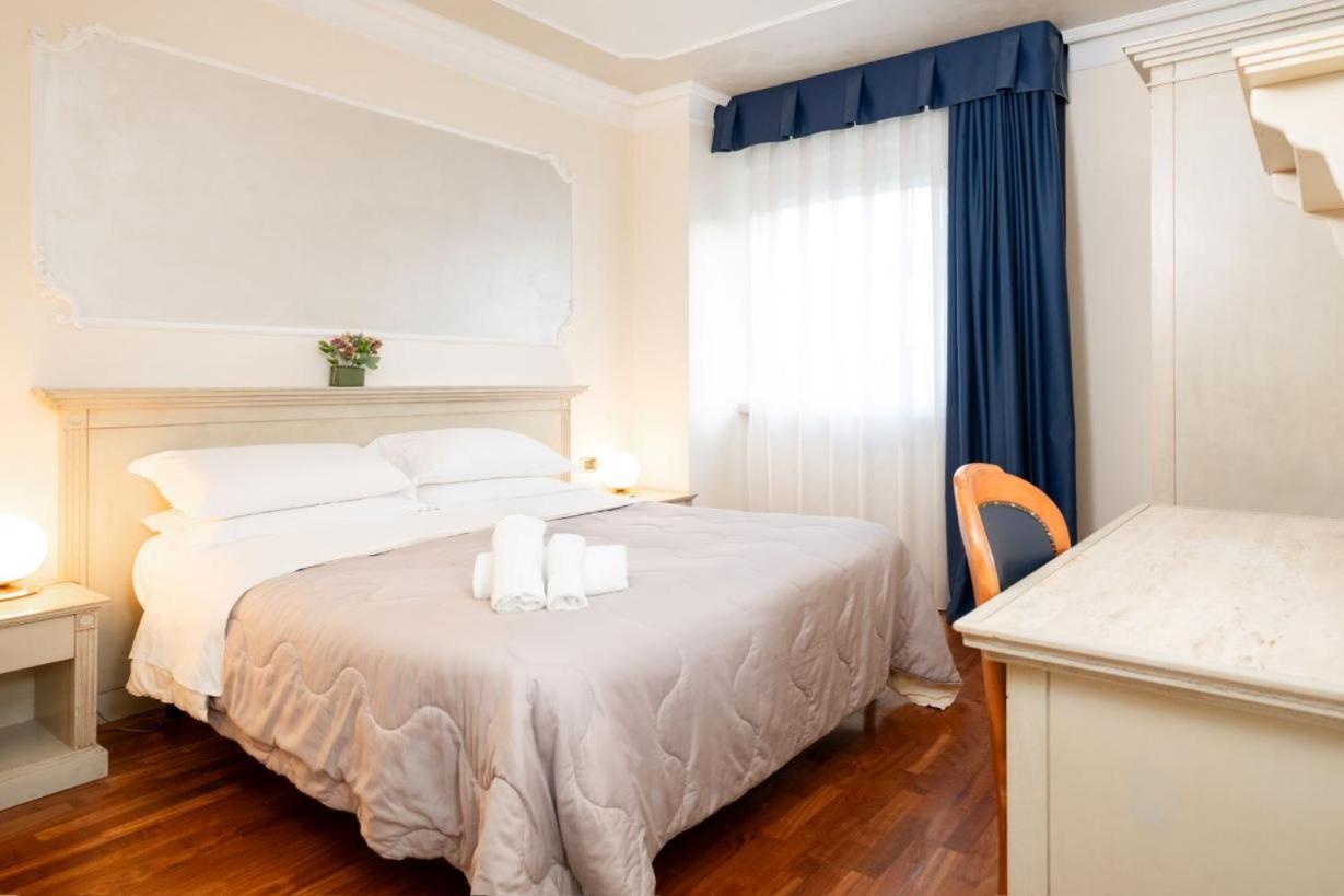 Deluxe Room,1756506128:JPEG