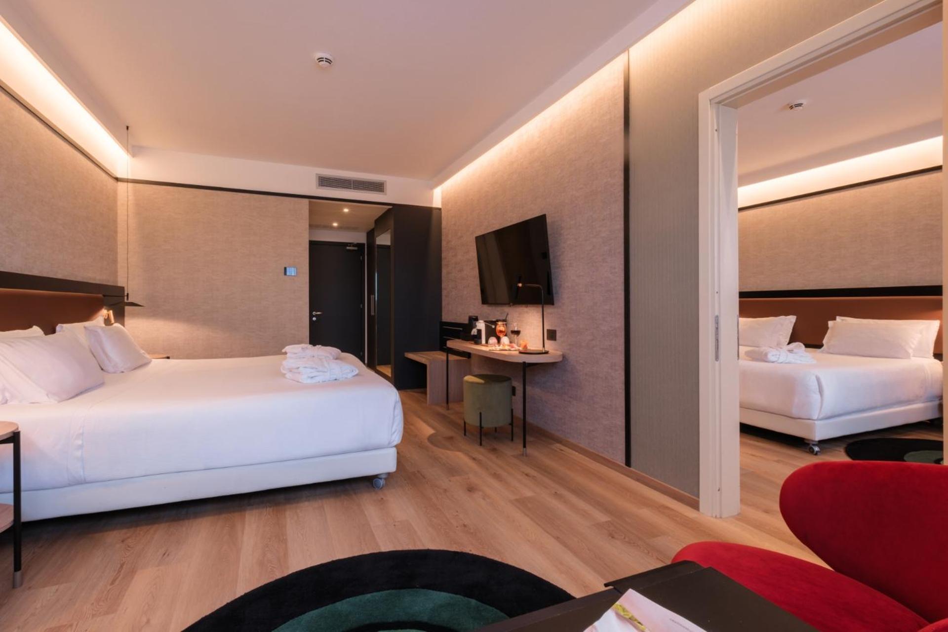Habitación Familiar Comunicada con cama supletoria (4 adultos + 1 niño)