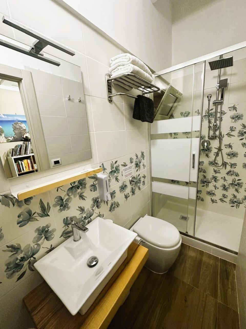 Camera Matrimoniale/Doppia con Letti Singoli con Bagno Privato Esterno