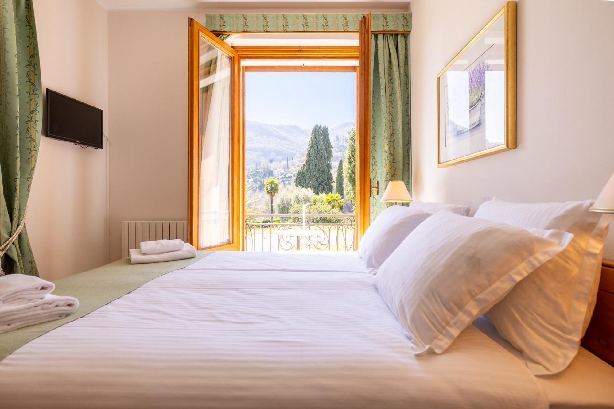 Double or Twin Room with Lake View
