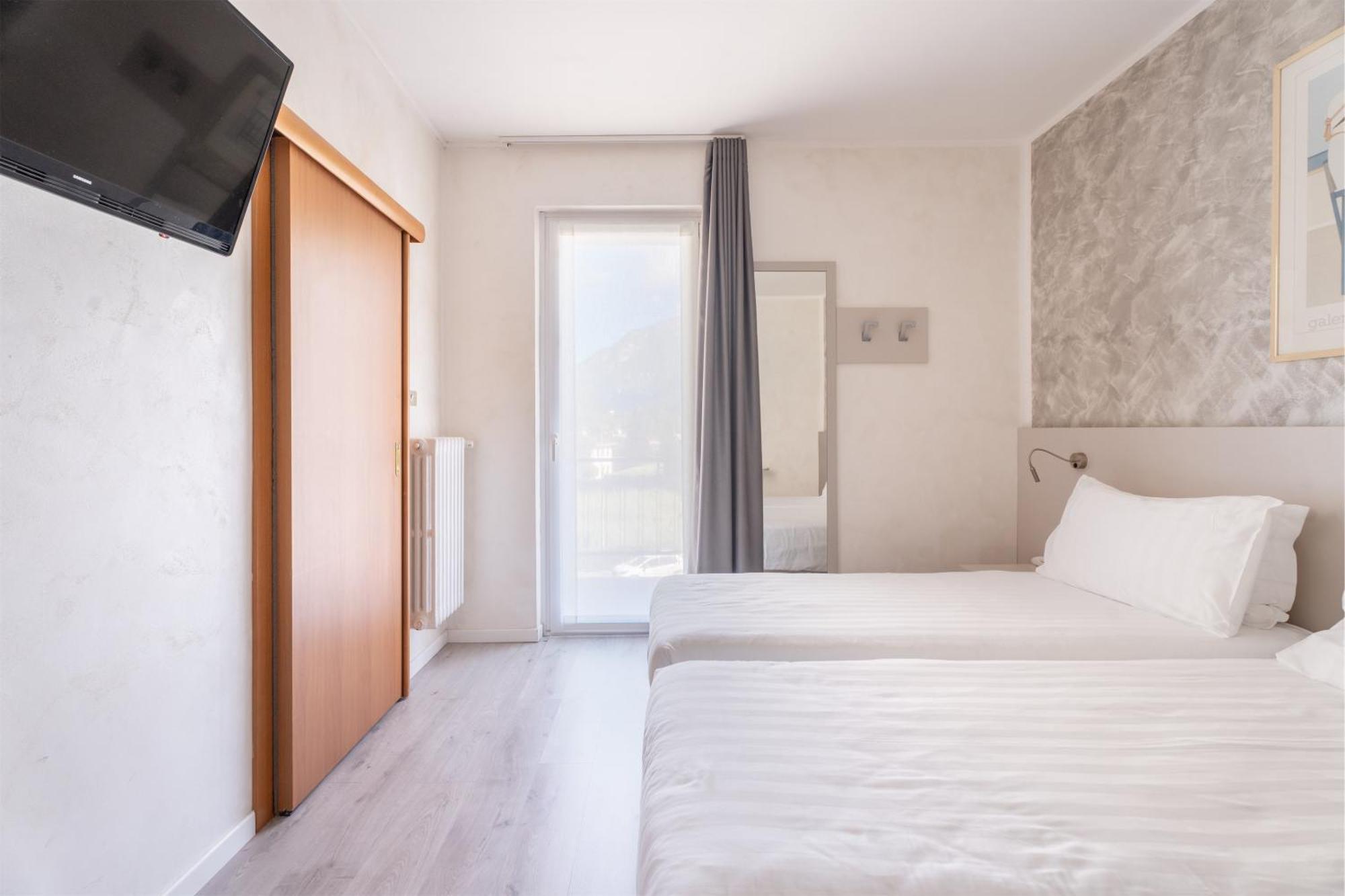 Double Room with Balcony and Mountain View