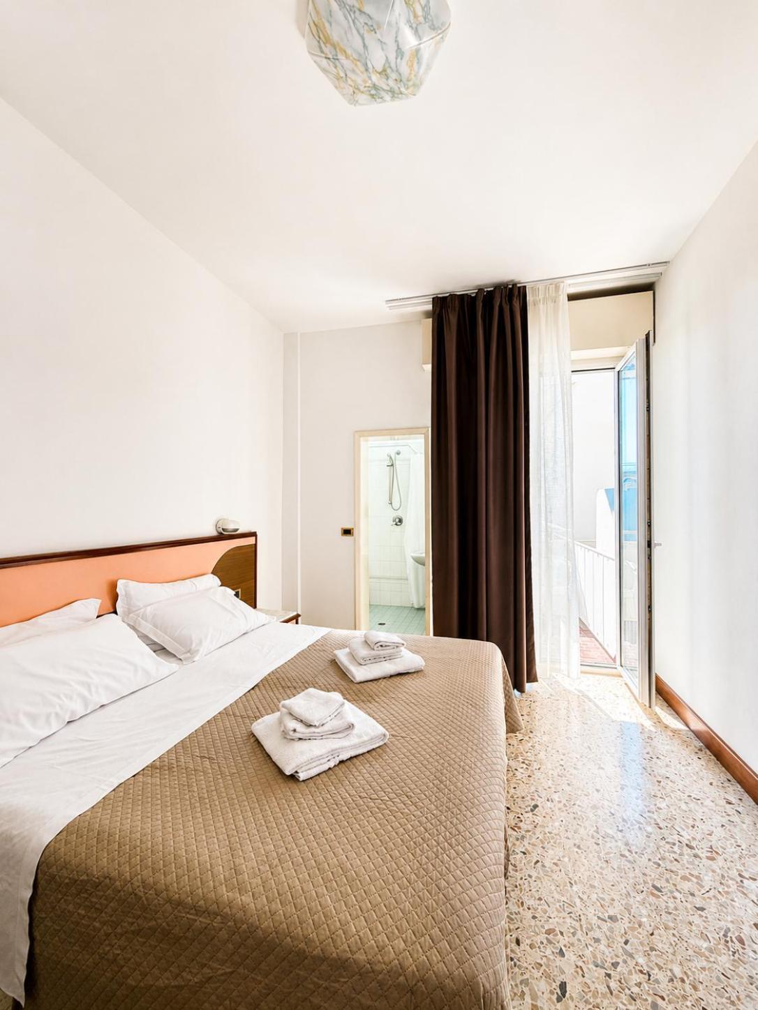 Chambre Double ou Lits Jumeaux - Vue Latérale sur Mer
