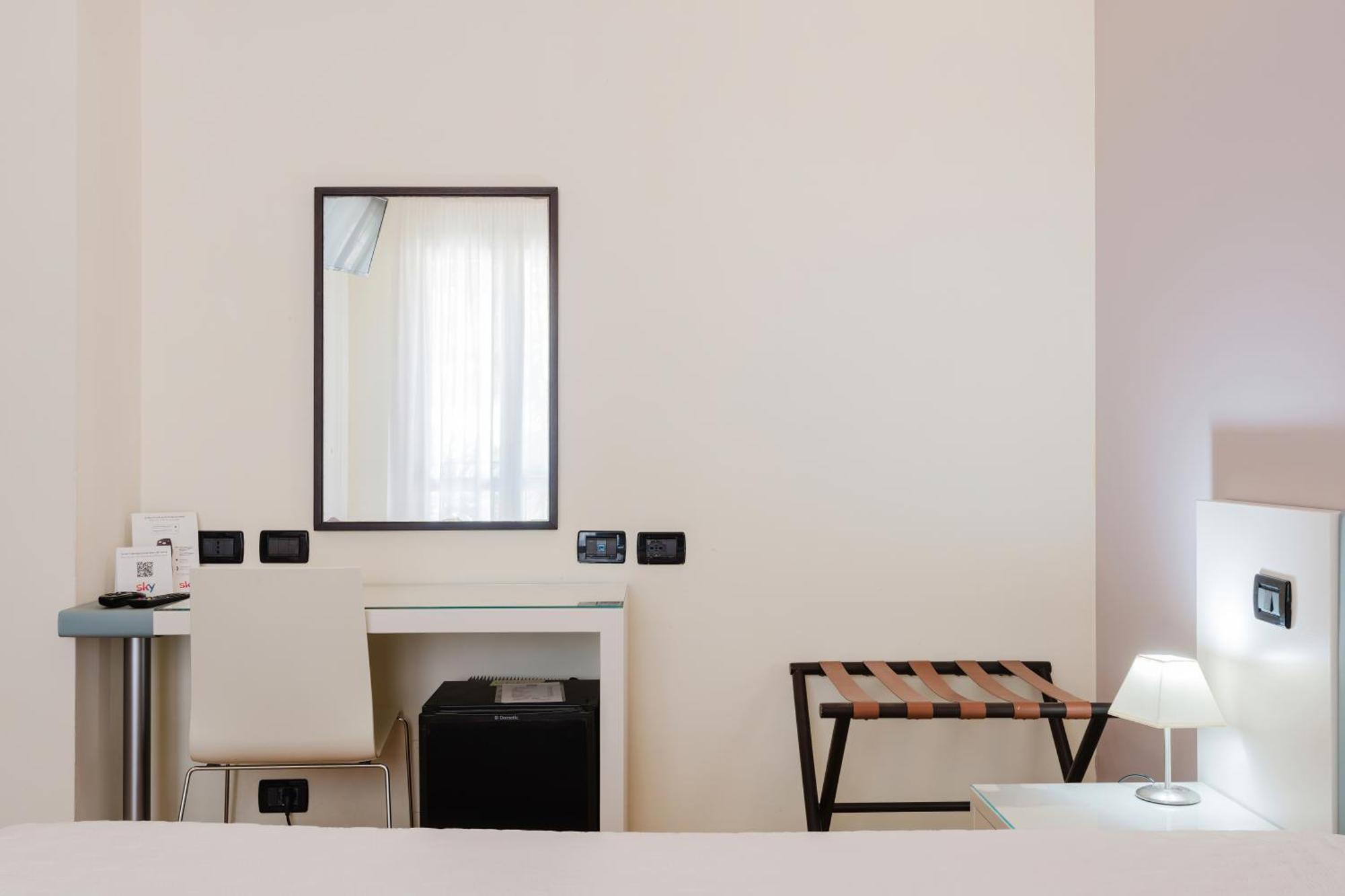 Deluxe Double Room with Side Sea View