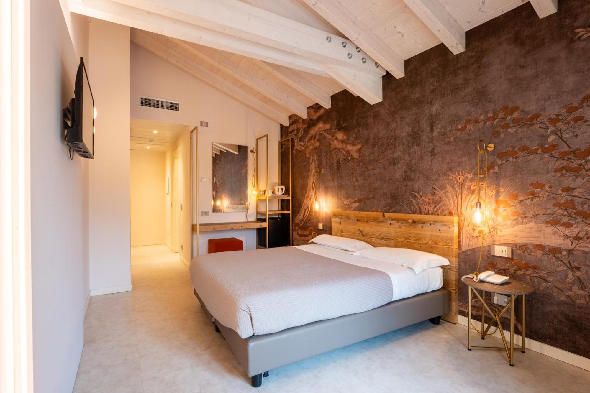 Premium Doppel- oder Zweibettzimmer mit eingeschränktem Seeblick und Balkon
