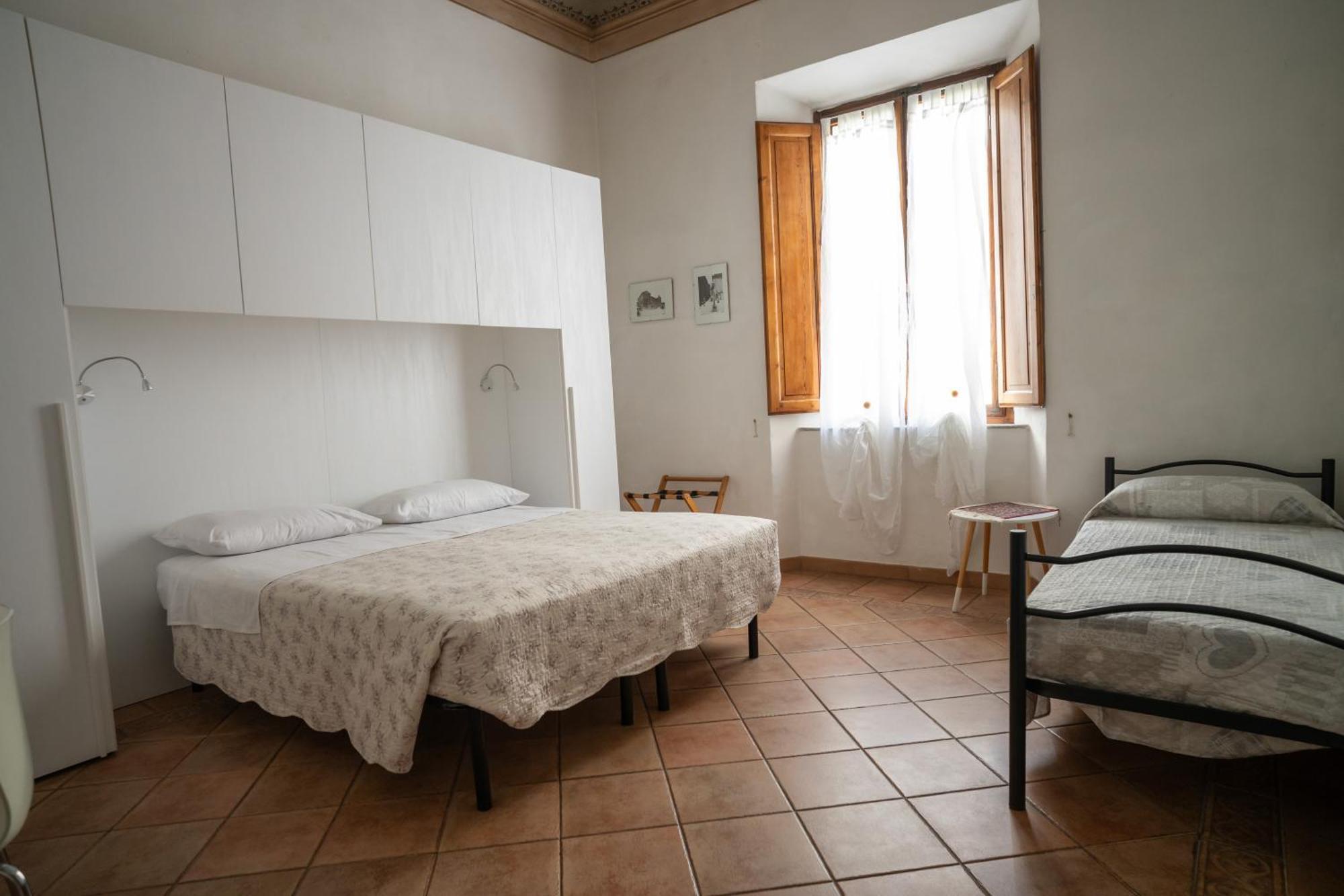 Quarto Triplo Básico com Banheiro Compartilhado