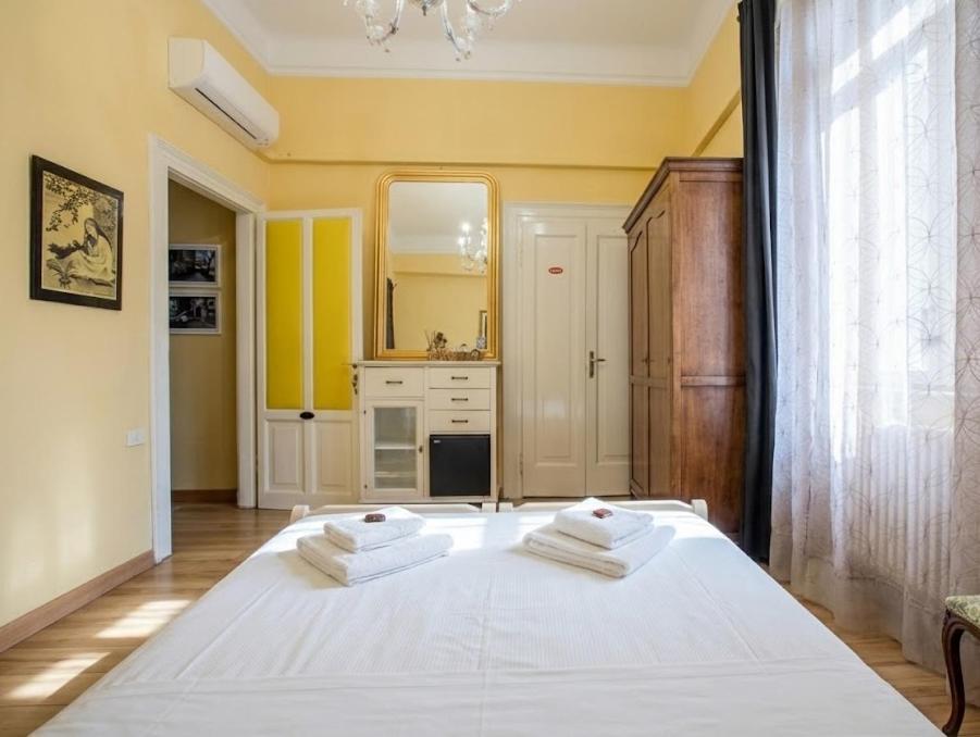 Quarto com Cama de Casal ou 2 de Solteiro e Banheiro Privativo