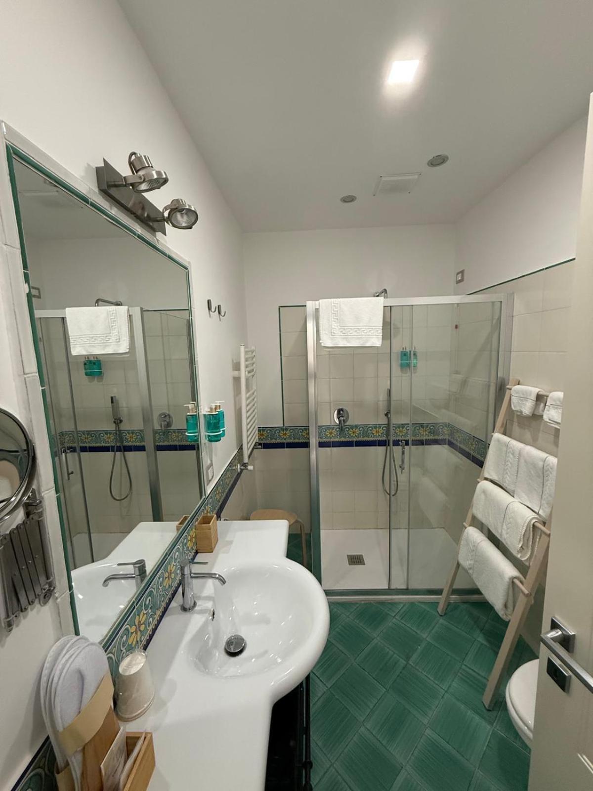 One-Bedroom Apartment with Sea View (4 Adults)
