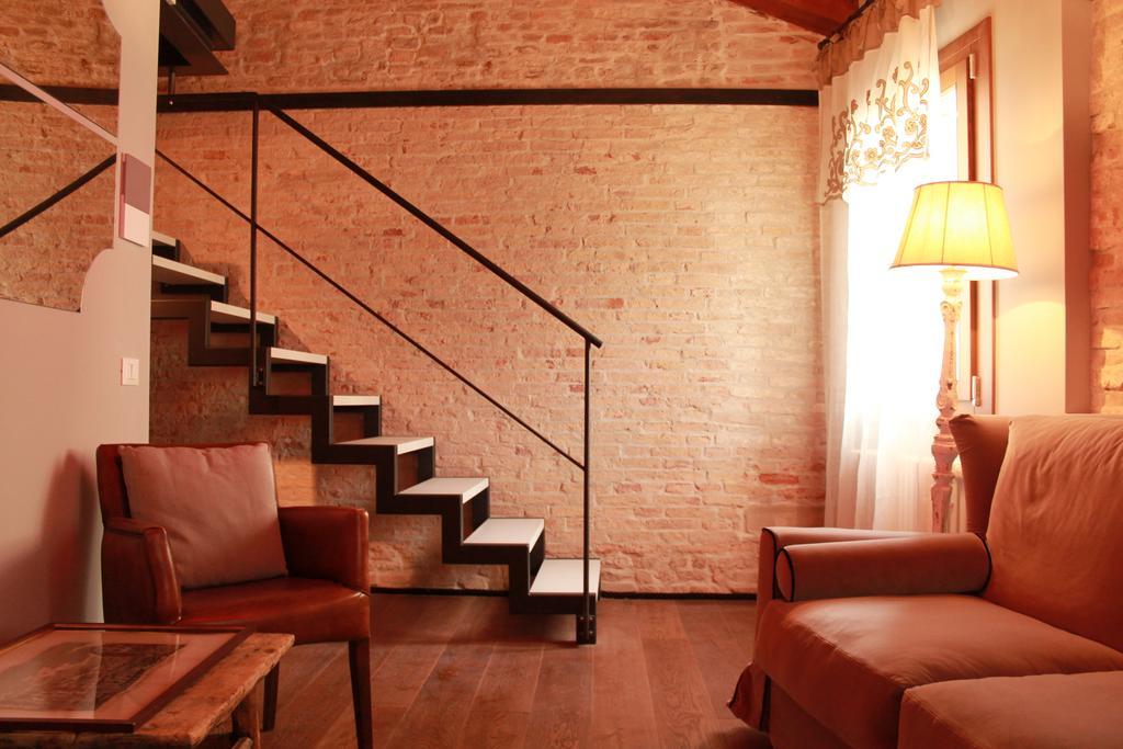 Dwupoziomowy Mniejszy Apartament (Junior Suite)