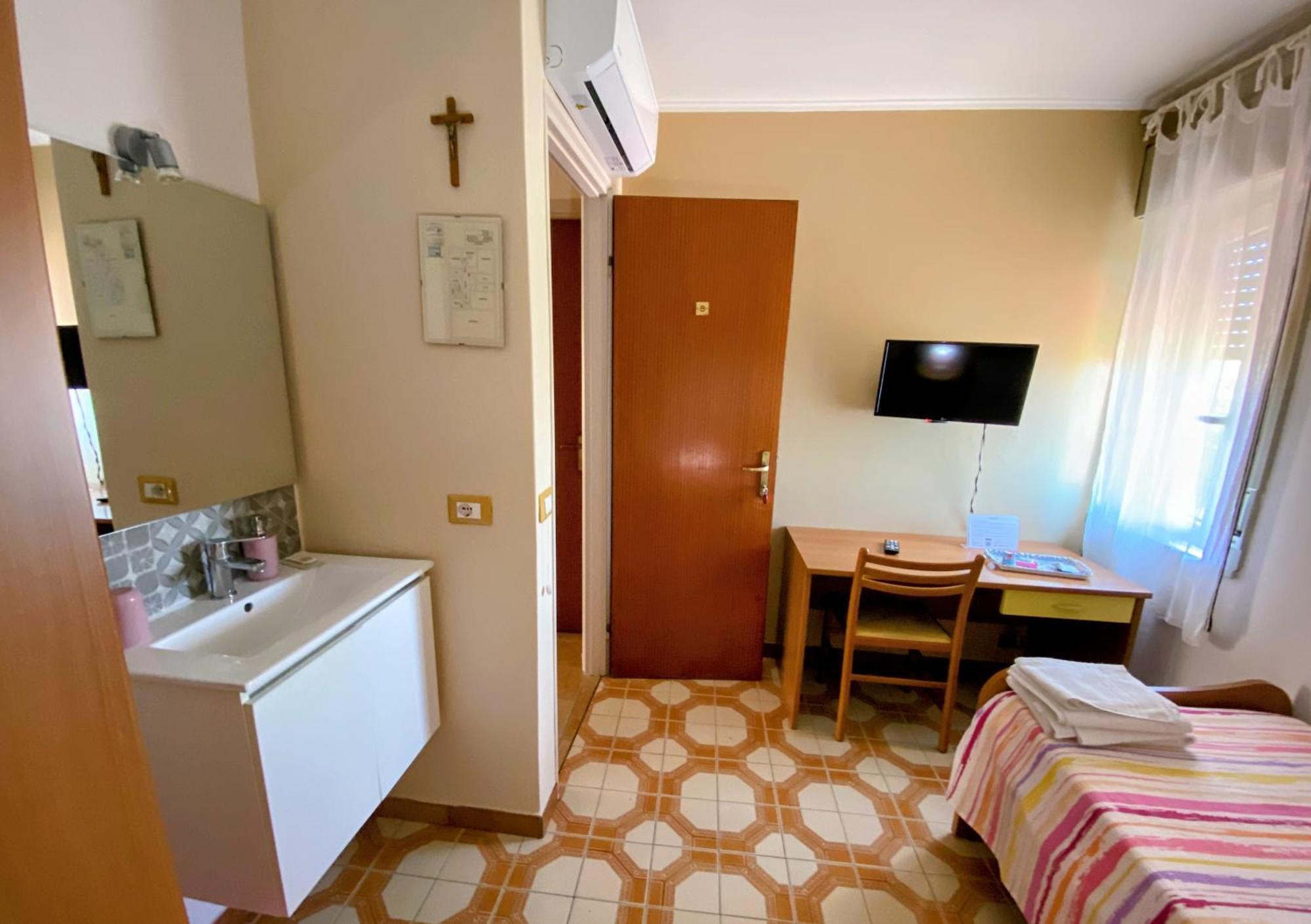 Single Room Private External Bathroom