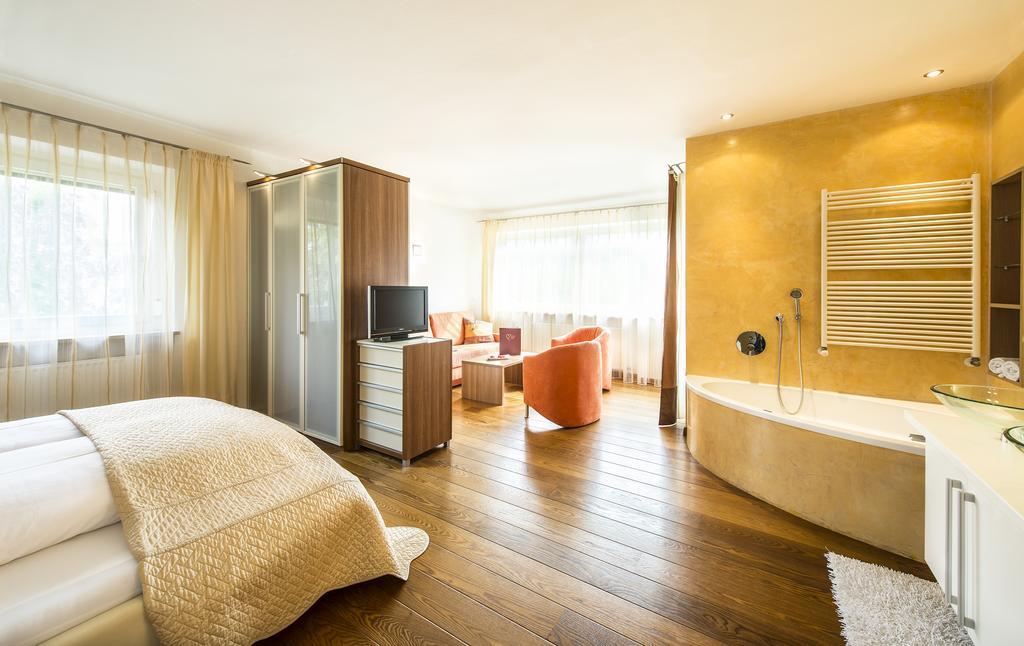 Suite Balcony,183576462:JPEG