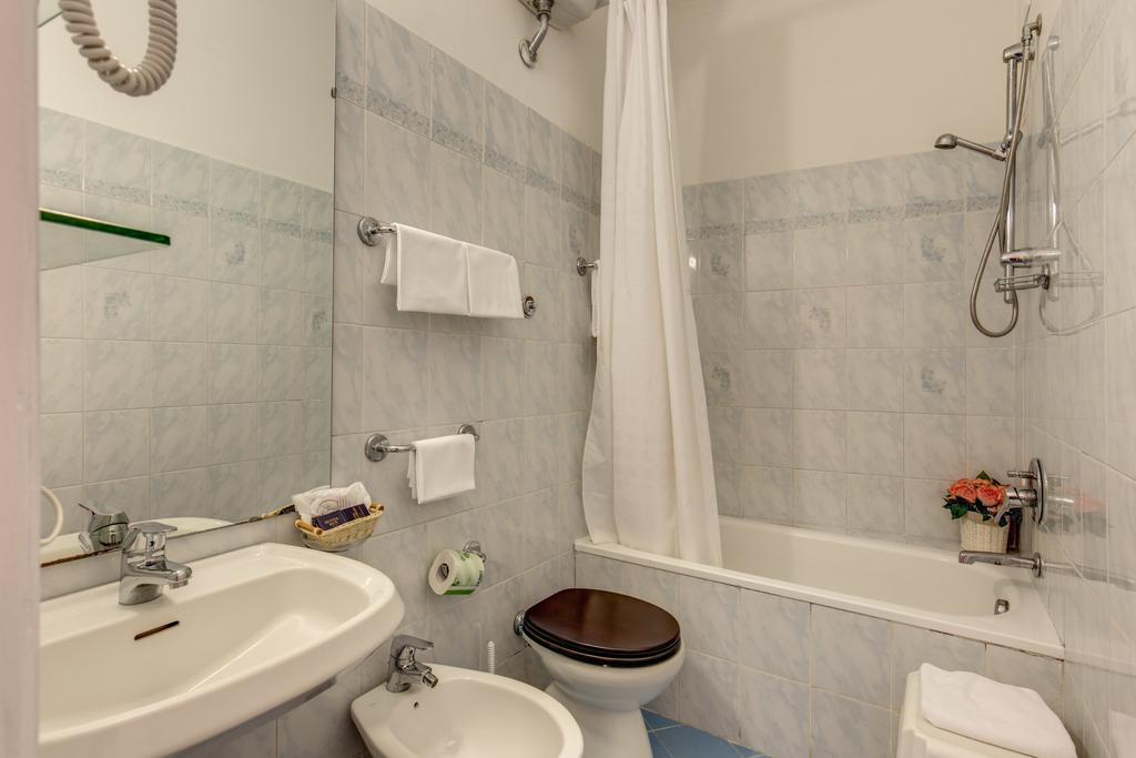 Quarto Econômico com 2 Camas de Solteiro