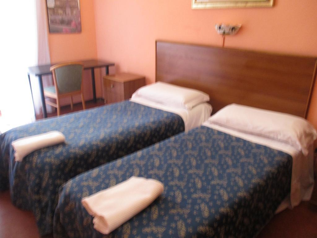 Pokój z 2 łóżkami pojedynczymi i wspólną łazienką